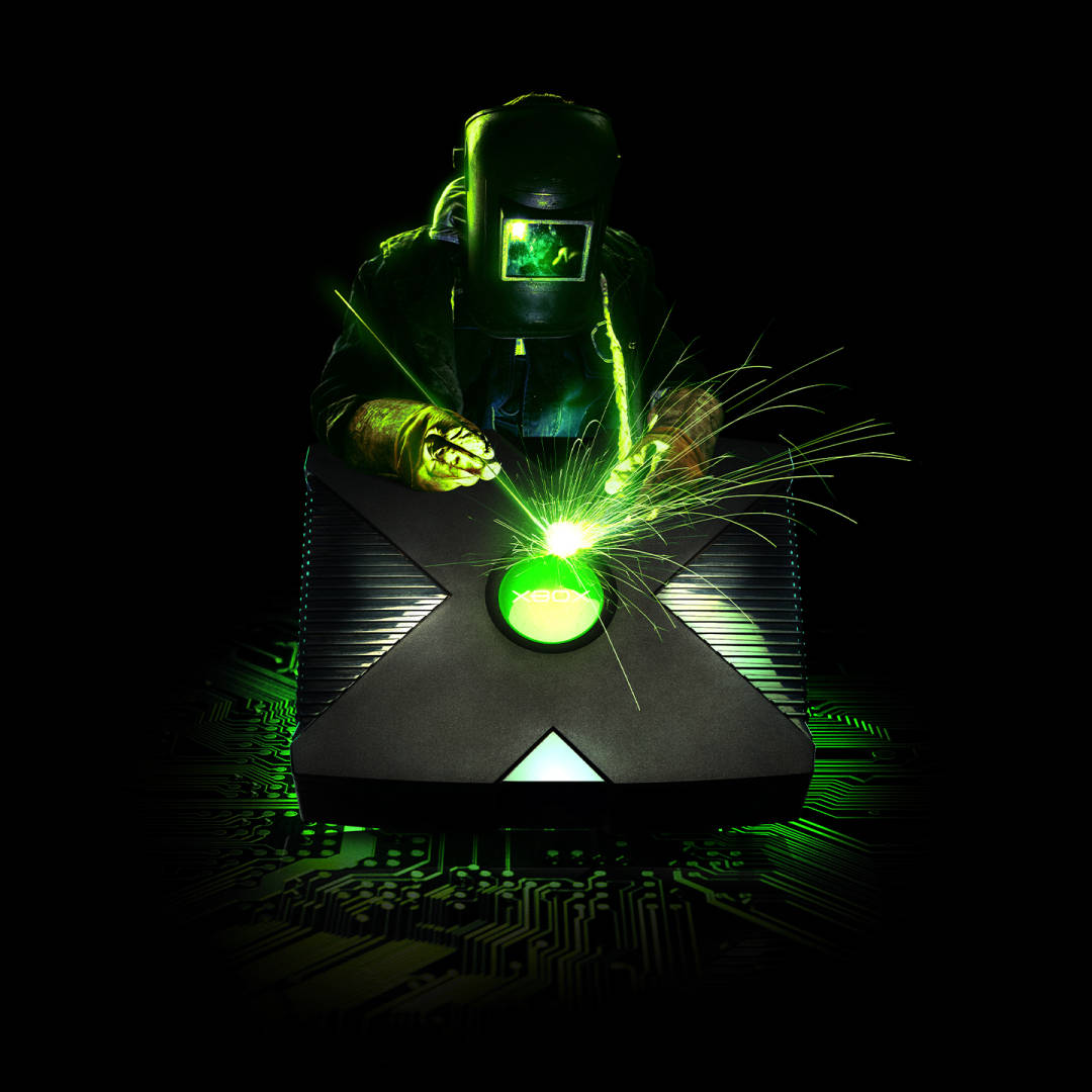焊工在電路板背景上對Xbox遊戲機發出綠色光芒