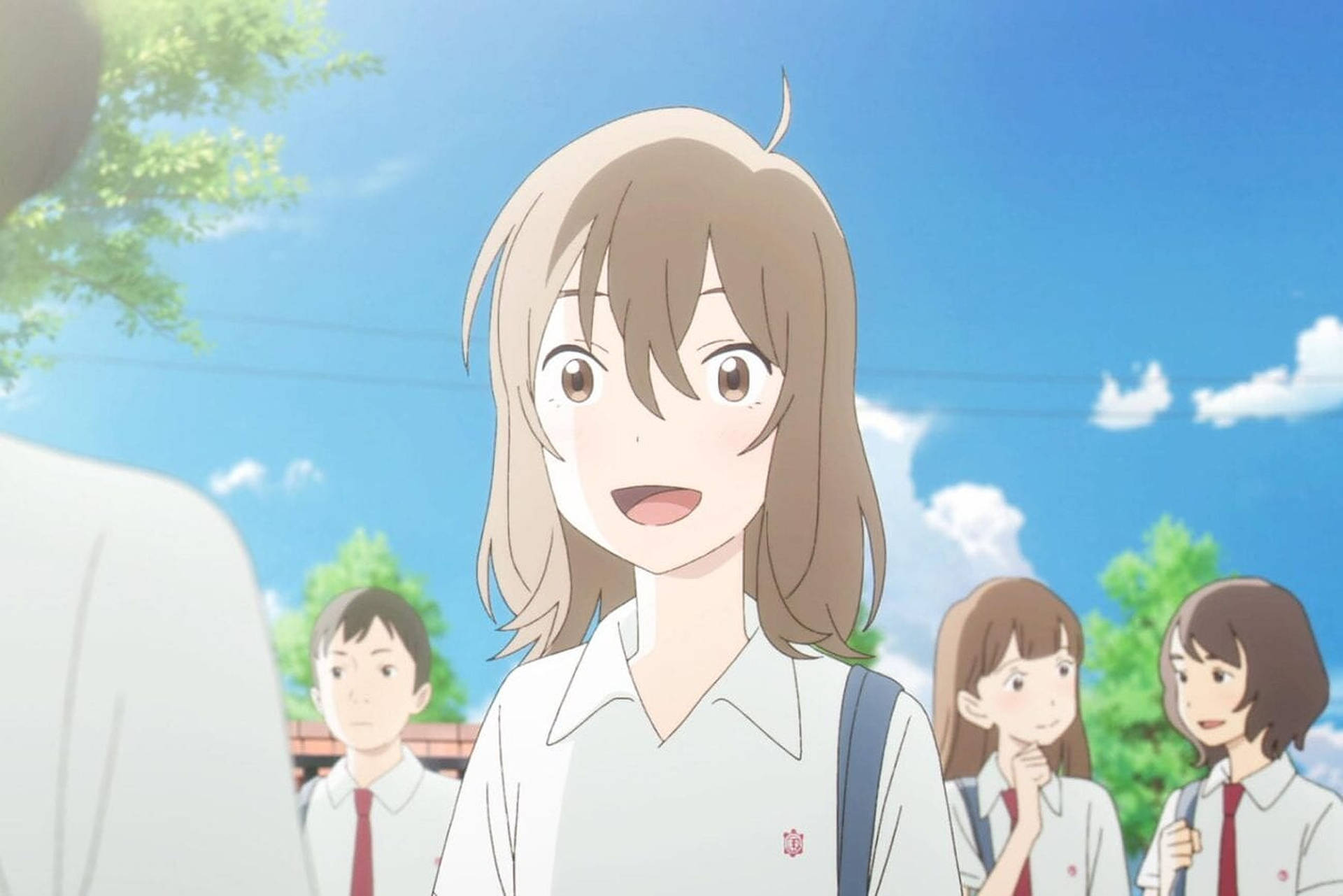 動漫女學生喺晴朗嘅日子喺戶外微笑，後面有同學。