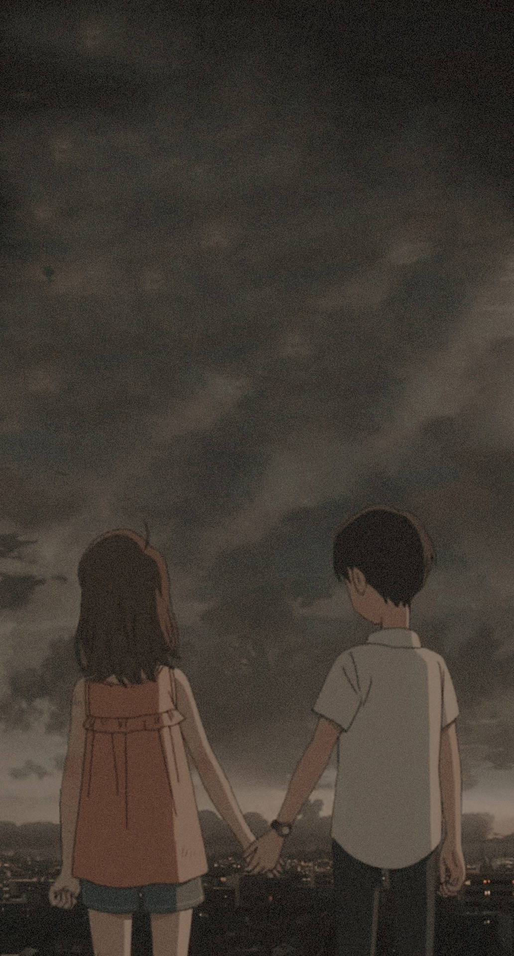 兩個孩子手牽手仰望城市上空的暴風雨天空。