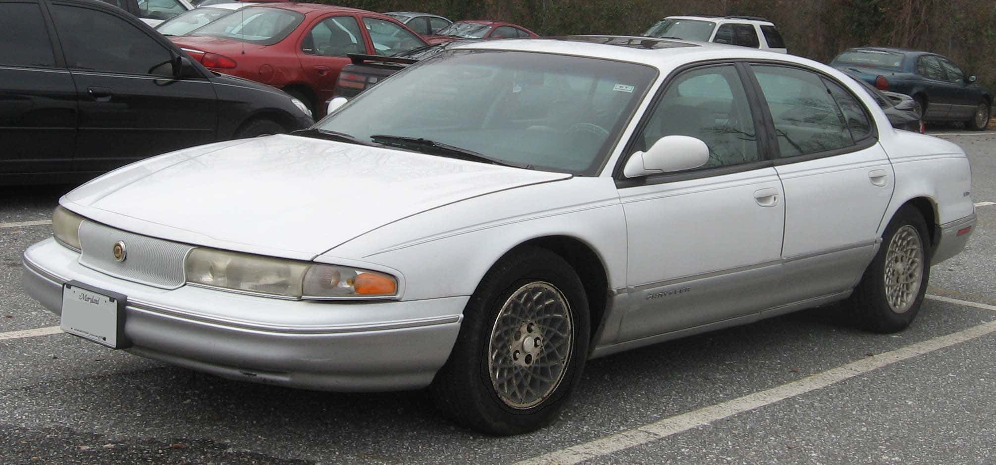 Chrysler Lhs 桌布 壁紙 — 一輛白色1990年代Buick房車停泊在停車場，背景可見其他車輛。