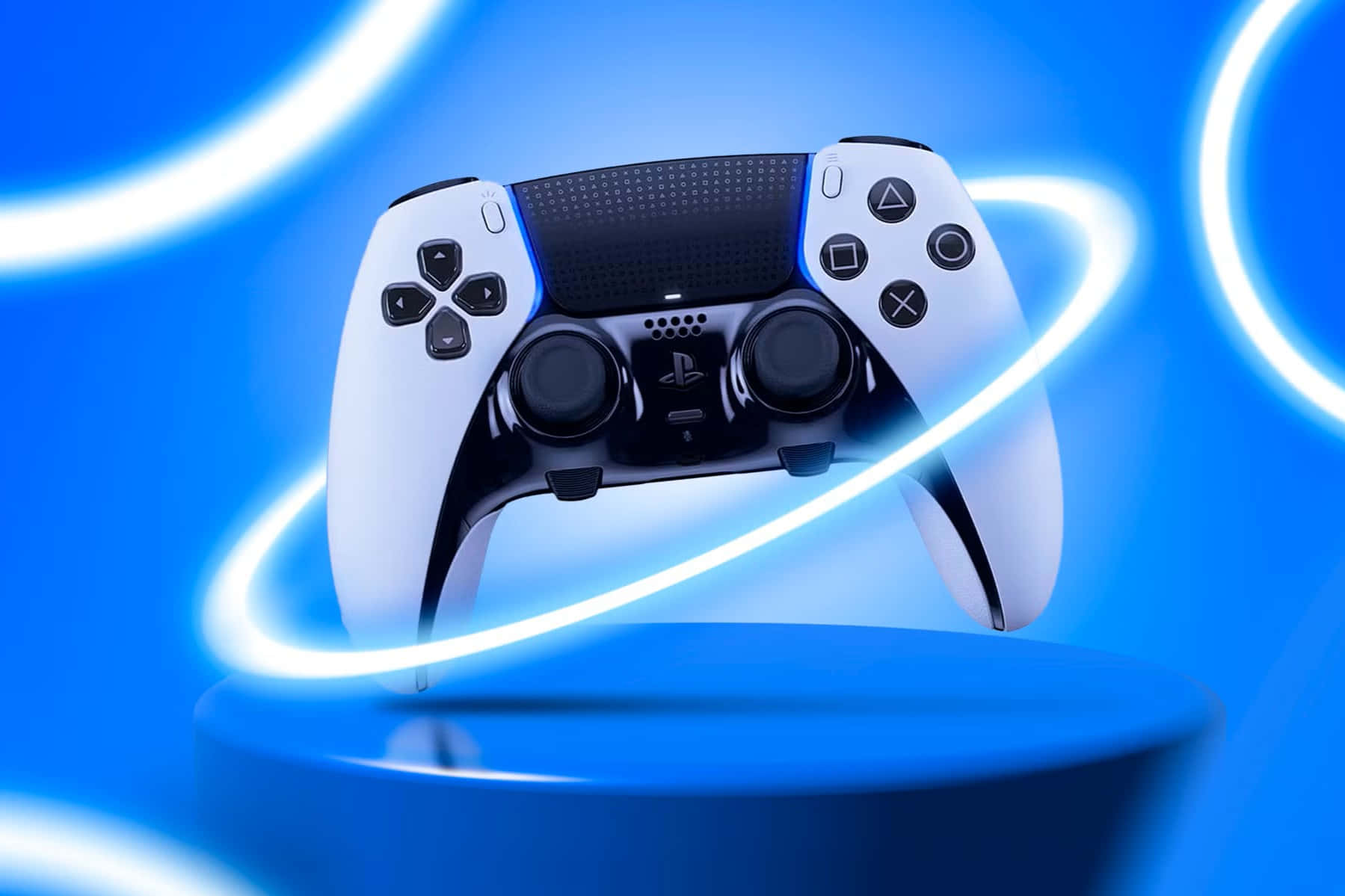  壁紙 — 一個白色和黑色的PlayStation 5控制器在發光的霓虹藍色圓環下閃耀，背景是充滿活力的藍色。