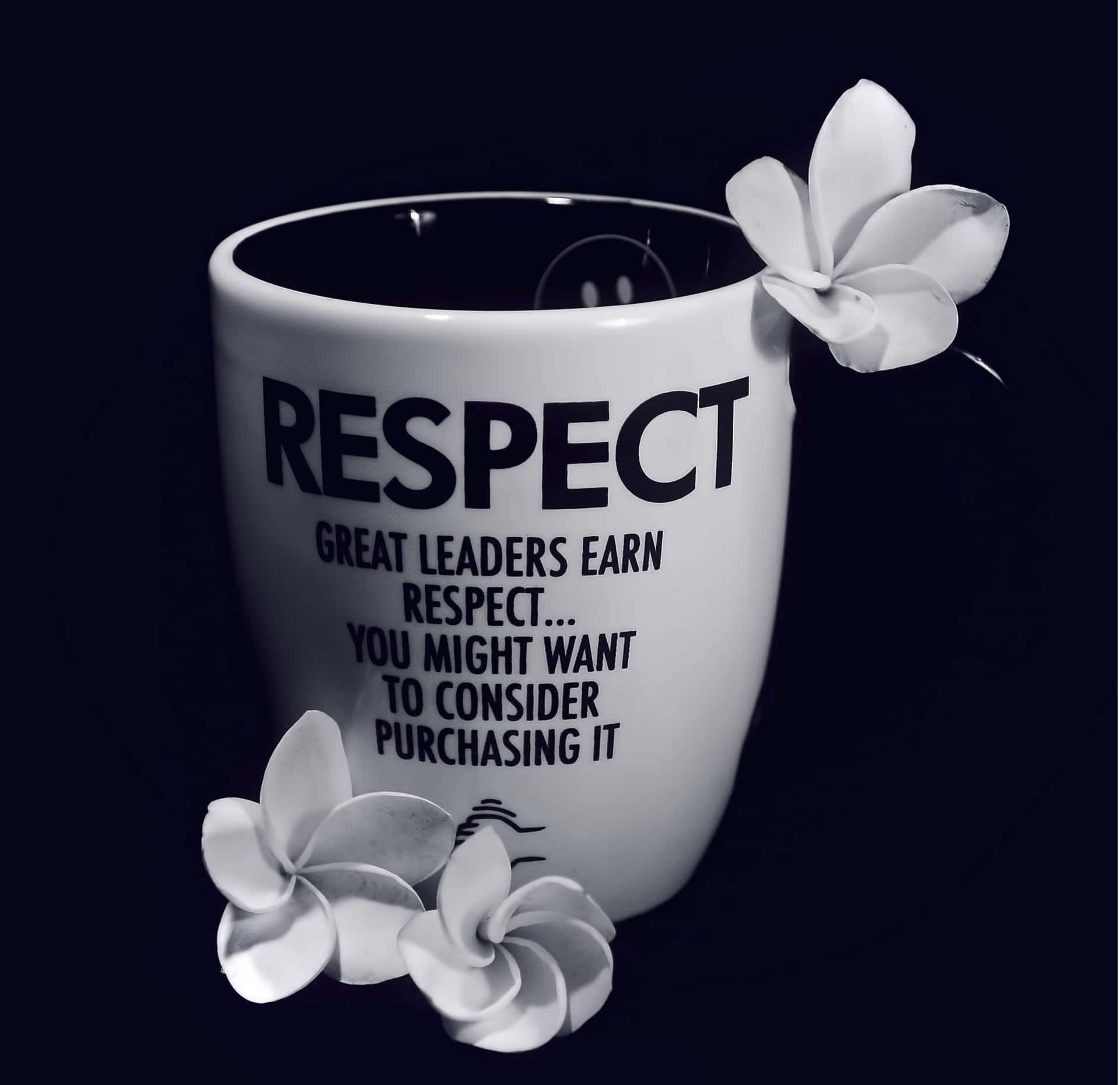  壁紙 — 一個白色陶瓷杯，上面有粗體文字「RESPECT」和裝飾性的白色花朵，背景為深色。
