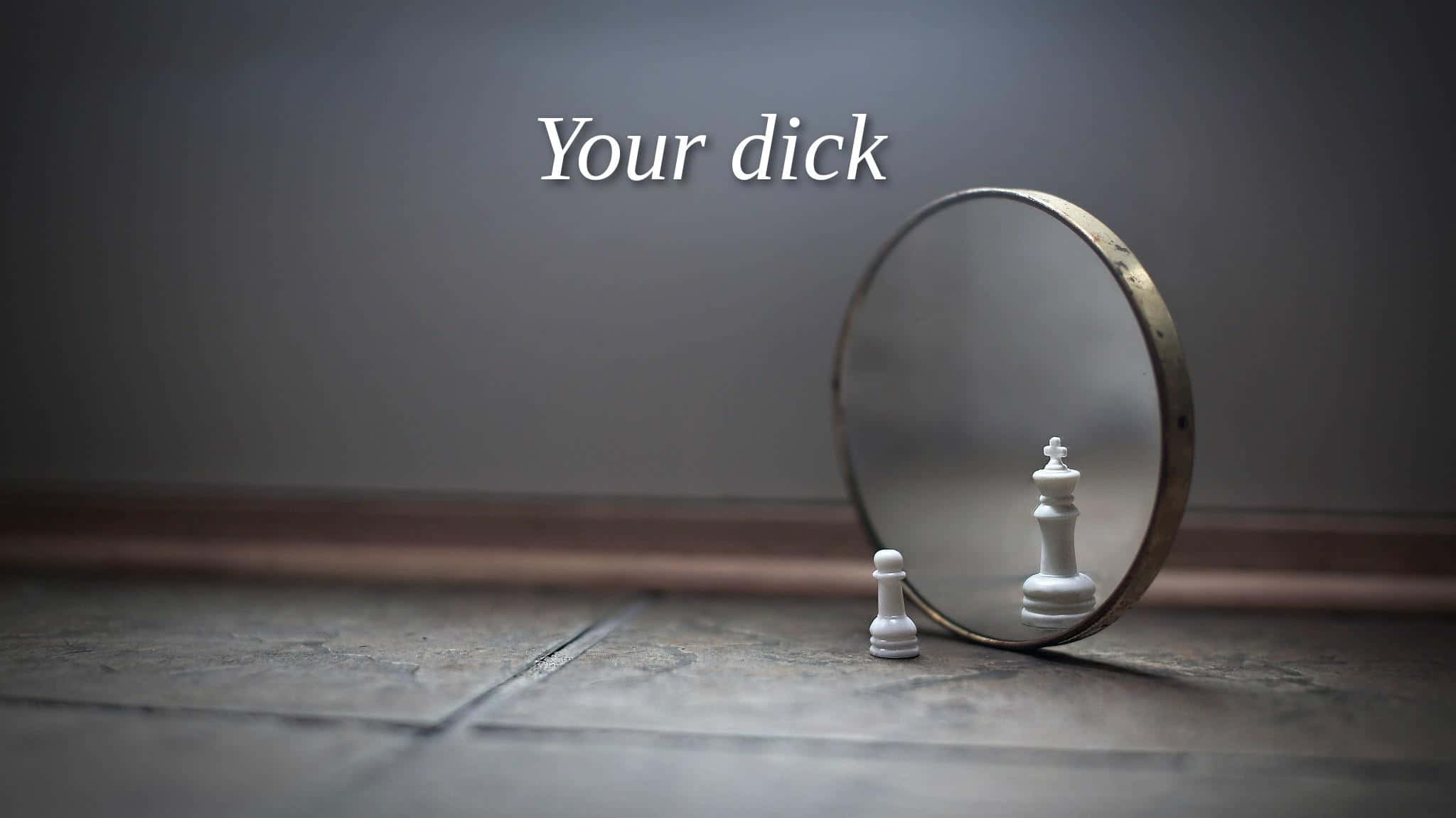 Perception 桌布 壁紙 — 一個白色國際象棋王和兵站在瓷磚地板上的圓鏡前，上面寫著你的陰莖。