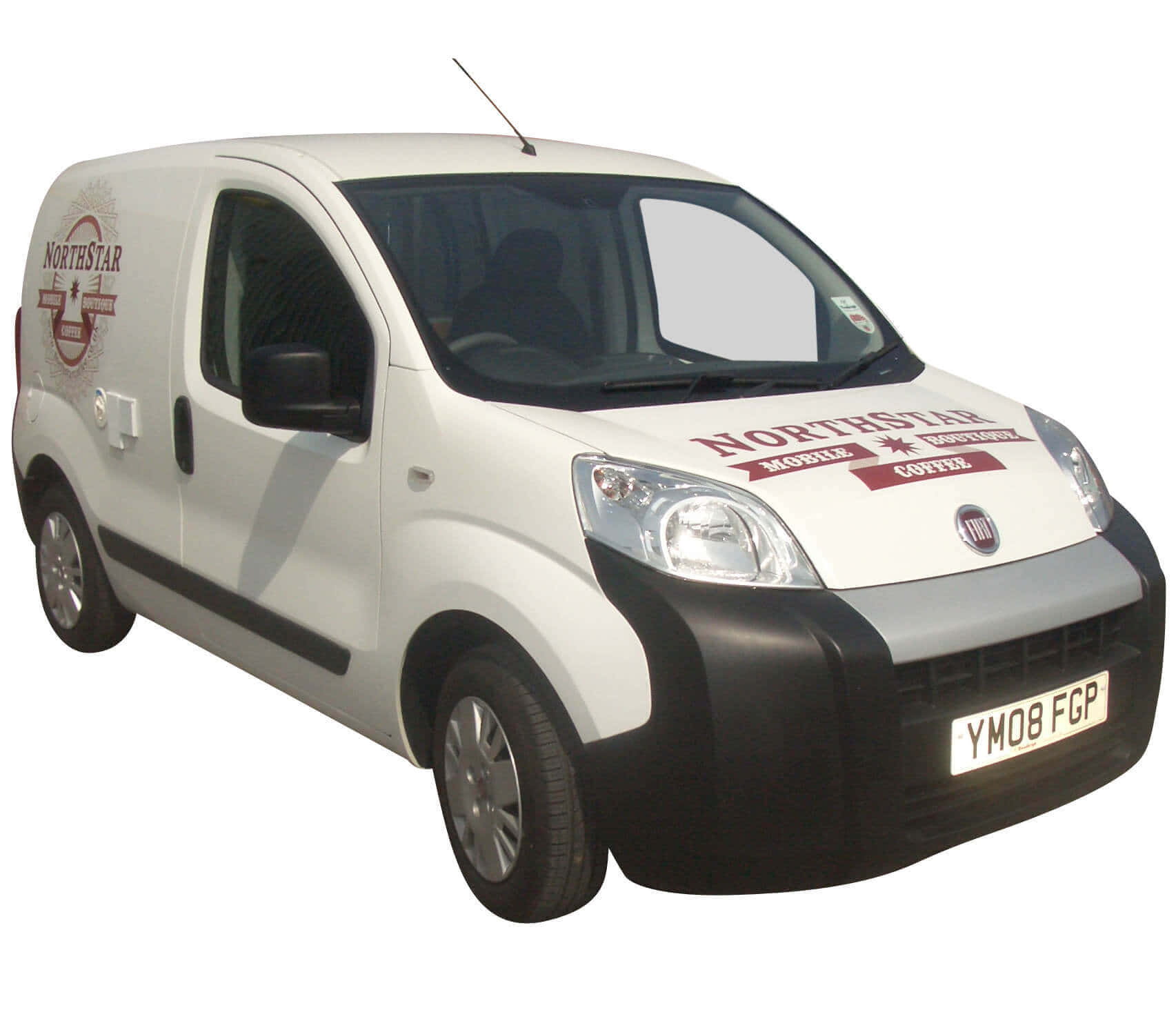 Fiat Fiorino 桌布 壁紙 — 一輛白色Fiat客貨車，帶有Northstar Mobile Coffee標誌和紅色文字，背景為純白色。