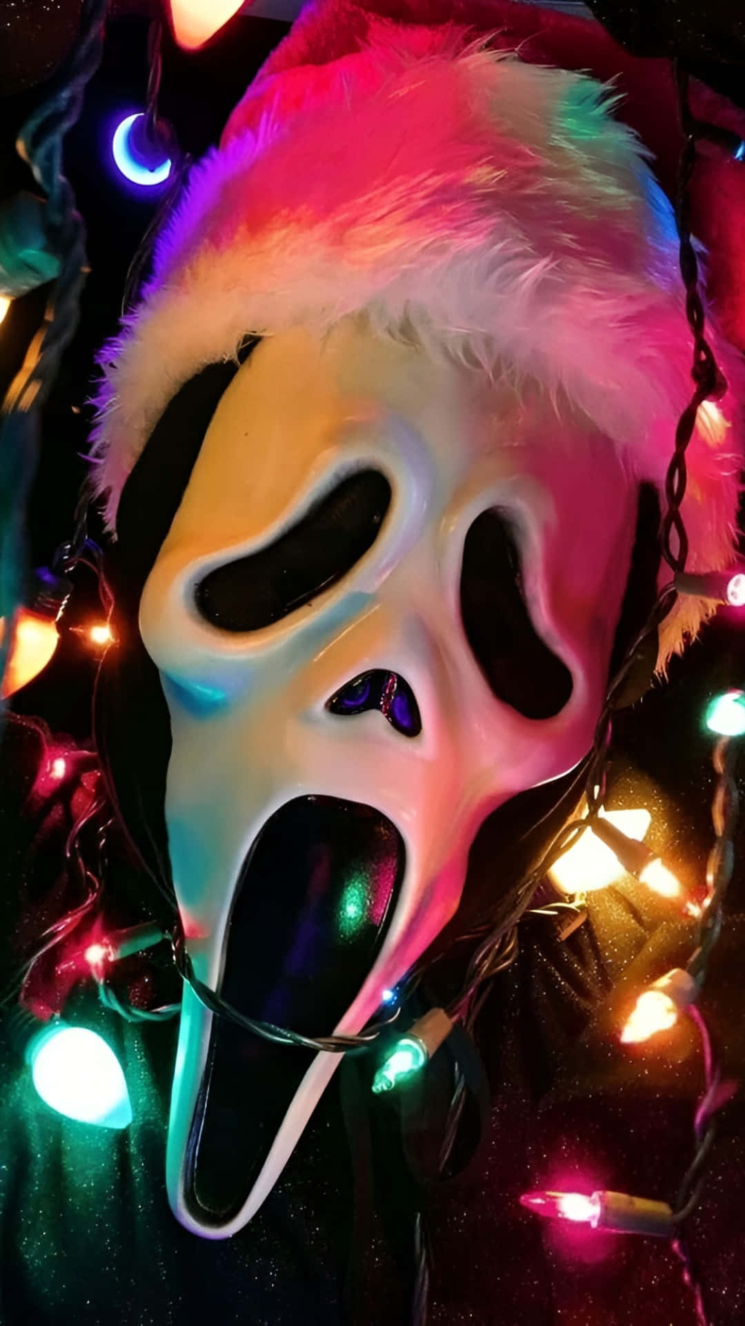 壁紙 — 一個白色Ghostface面具戴著聖誕帽，在黑暗的節日環境中於彩色燈串下發光。