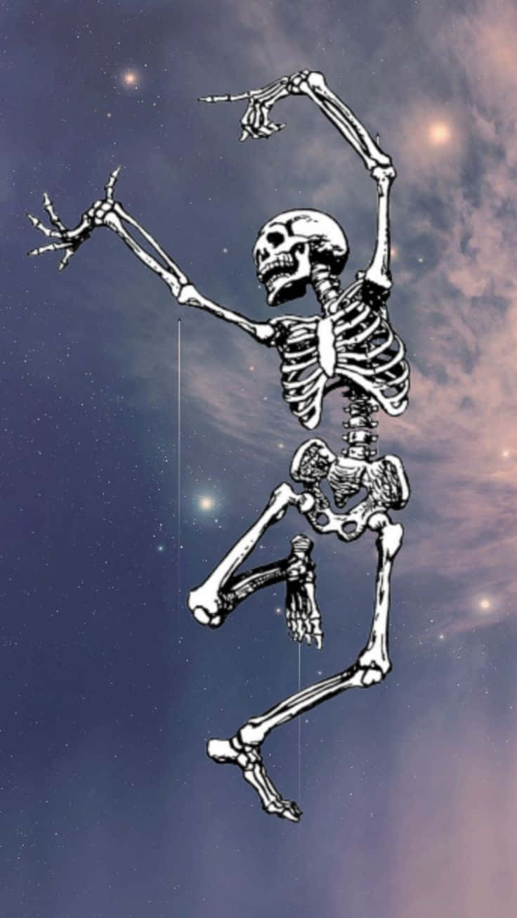  壁紙 — 一個白色骷髏身影在佈滿星星的宇宙天空中優雅起舞，背景有紫色和藍色的星雲。