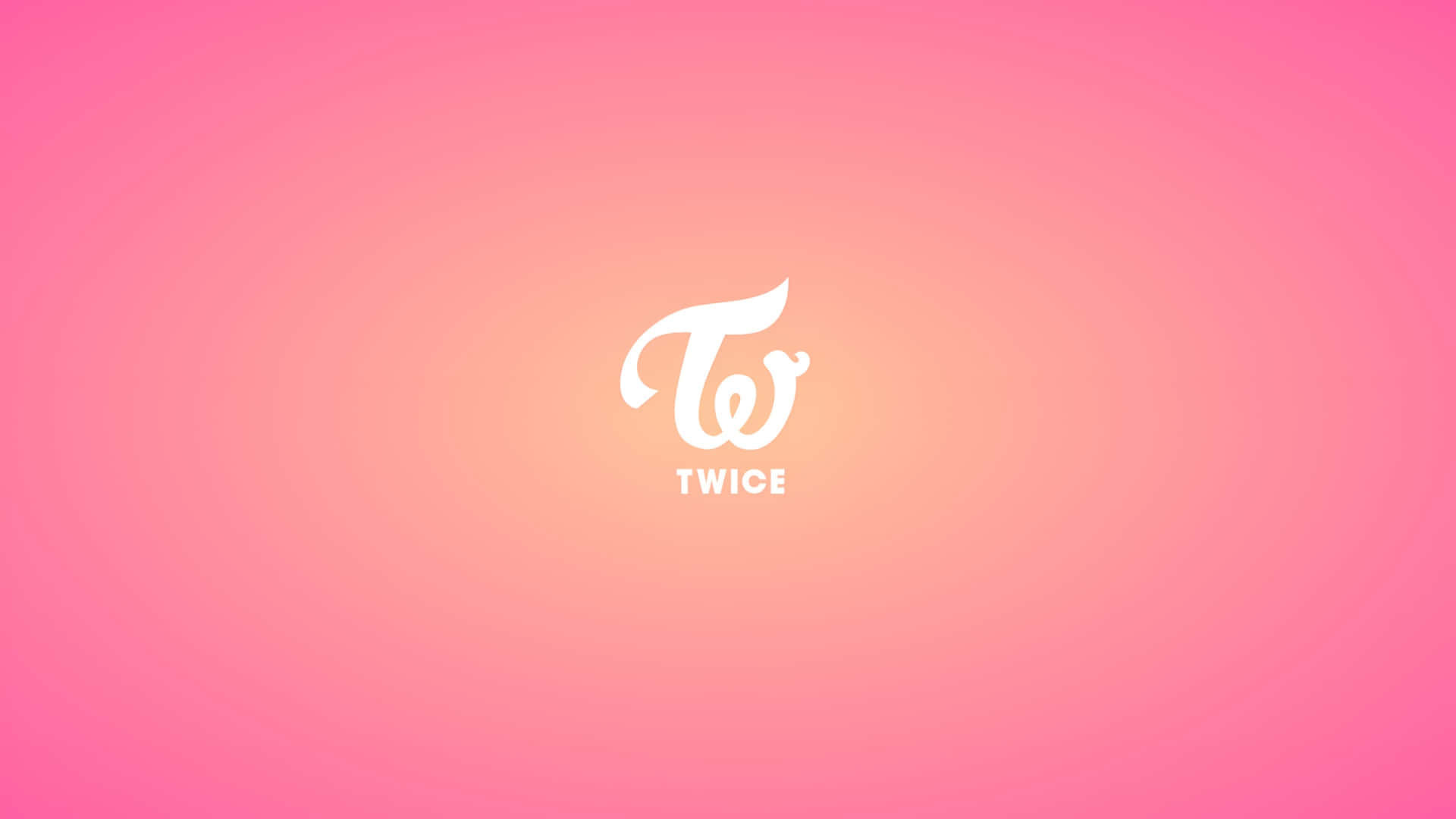  壁紙 — 一個白色風格化的TWICE標誌，居中於柔和的粉紅到蜜桃色漸變背景上。