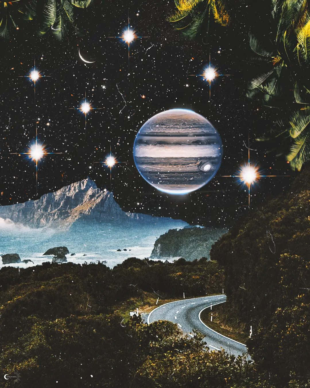  壁紙 — 一條蜿蜒的海岸公路在超現實的天空下彎曲，木星懸掛在熱帶植物環繞的星空虛空之上。