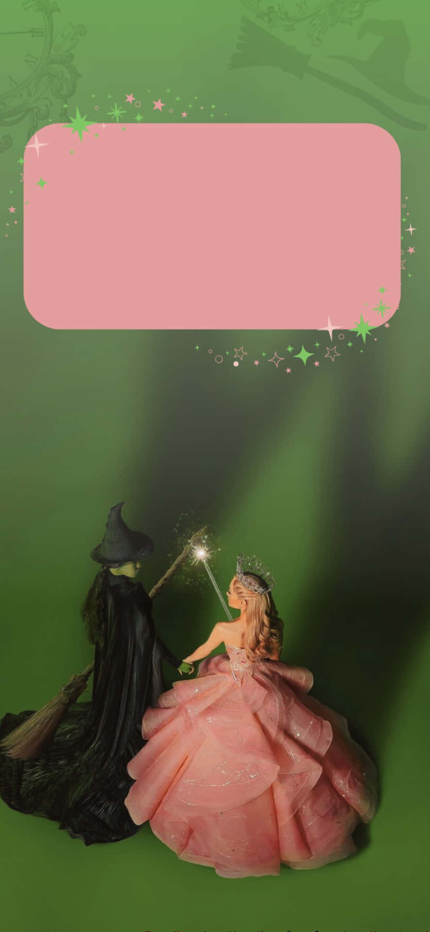  壁紙 — 一位身穿黑色長袍的女巫和一位身穿粉紅色長裙的公主，在帶有閃爍光芒的綠色背景前相對而立。