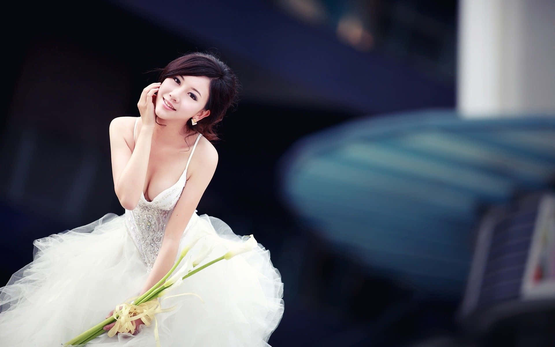 一位身穿白色婚紗、面帶微笑的女性，手持一束白色馬蹄蓮。
