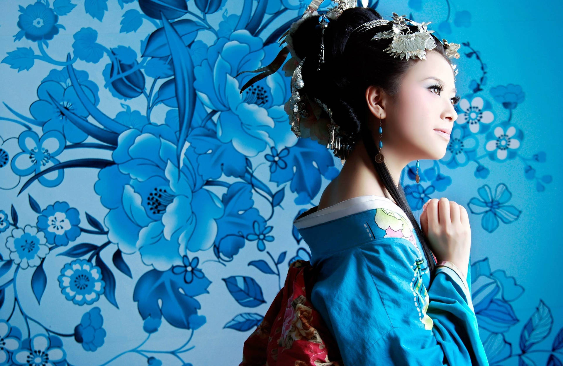 身穿傳統服飾的優雅女性，背景為藍色花卉壁紙。