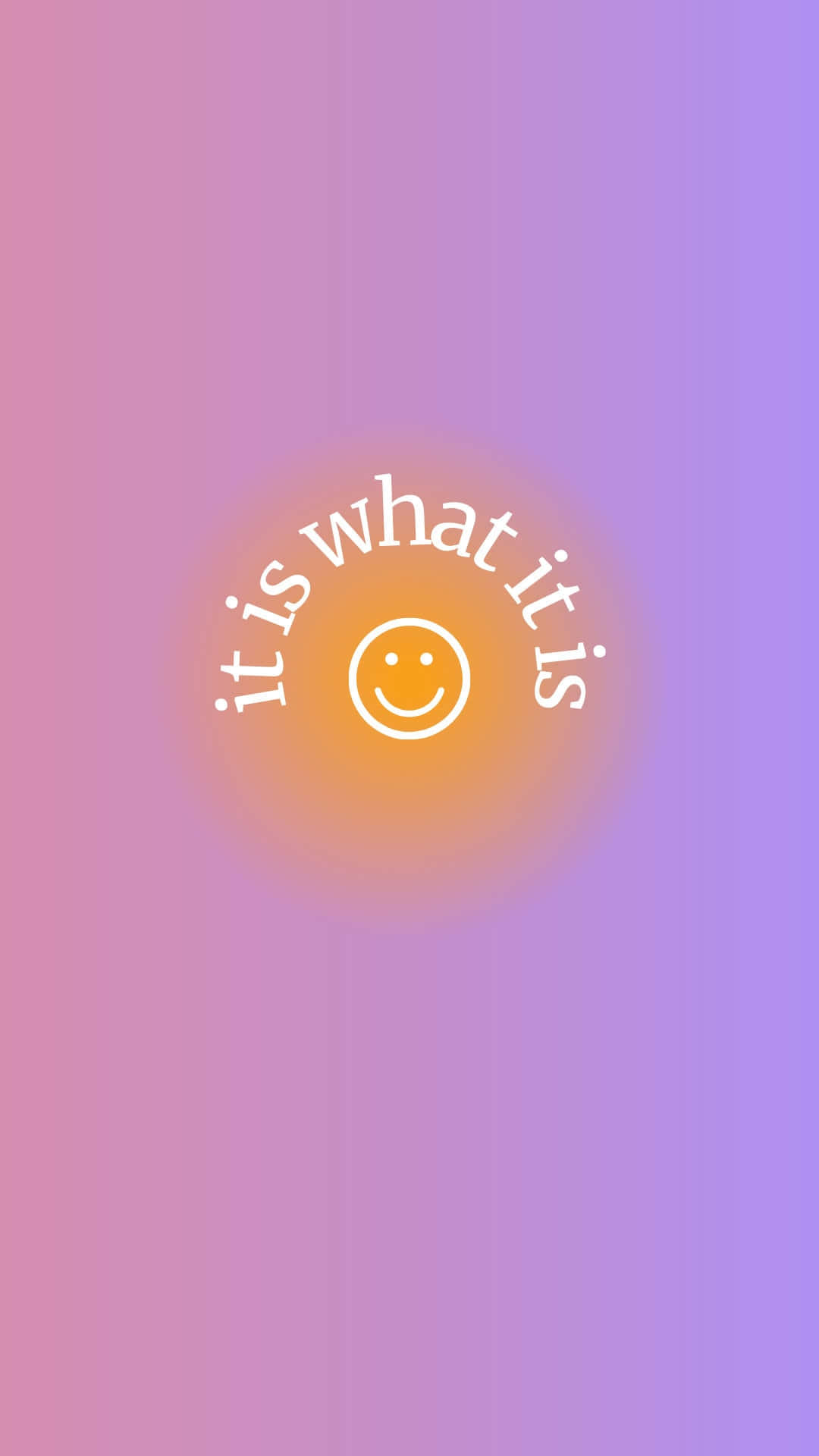  壁紙 — 一個發光的笑臉，上面有「it is what it is」的字句，在柔和粉紅到紫色漸變背景上散發溫暖。