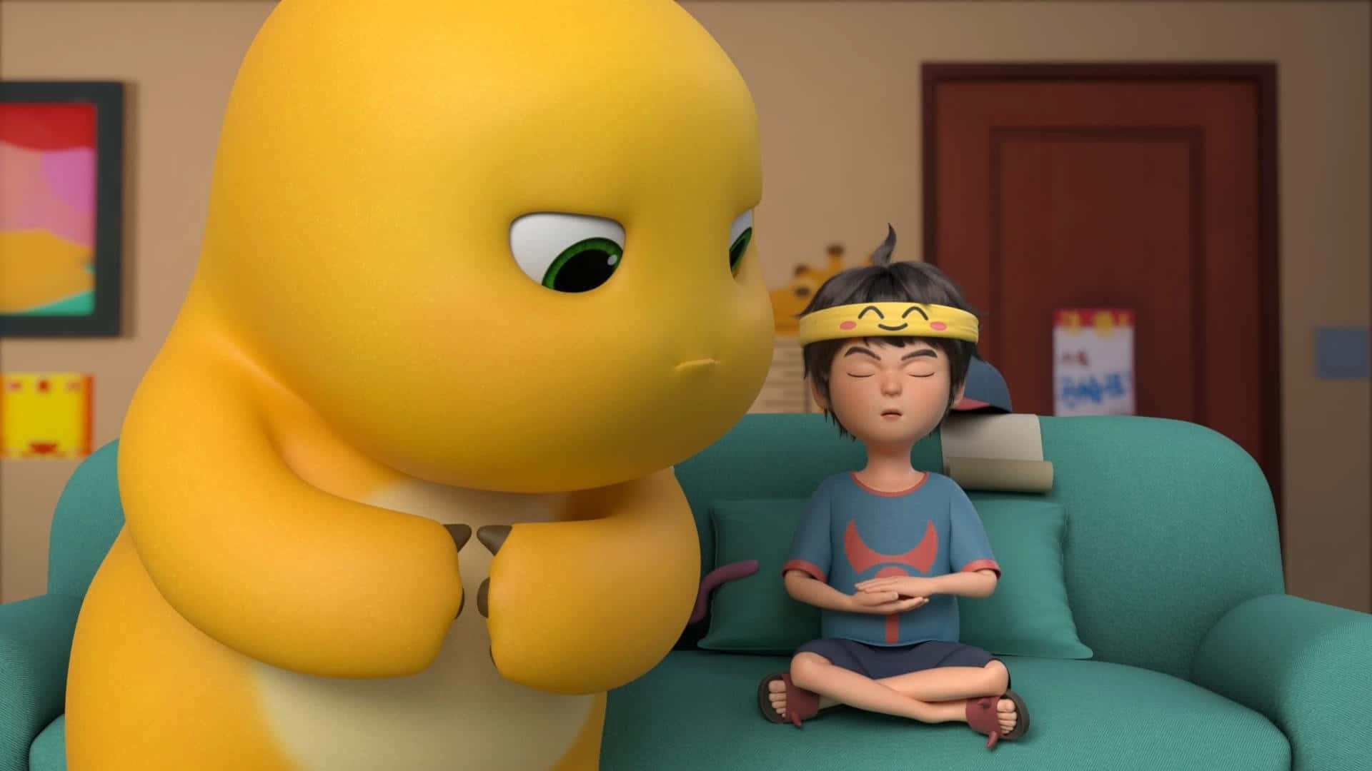  壁紙 — 一隻黃色卡通恐龍看著一個男孩在舒適的客廳中的青綠色沙發上平靜地冥想。