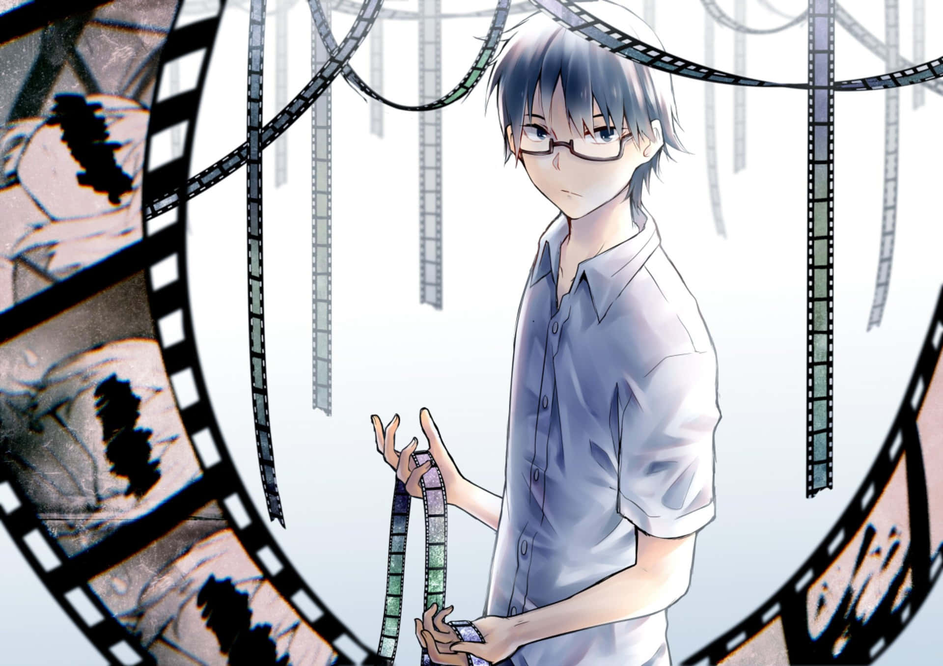 Satoru Fujinuma 桌布 壁紙 — 一個戴眼鏡的年輕動漫男孩拿著一條菲林，電影膠卷在他周圍旋轉，營造出夢幻般的場景。