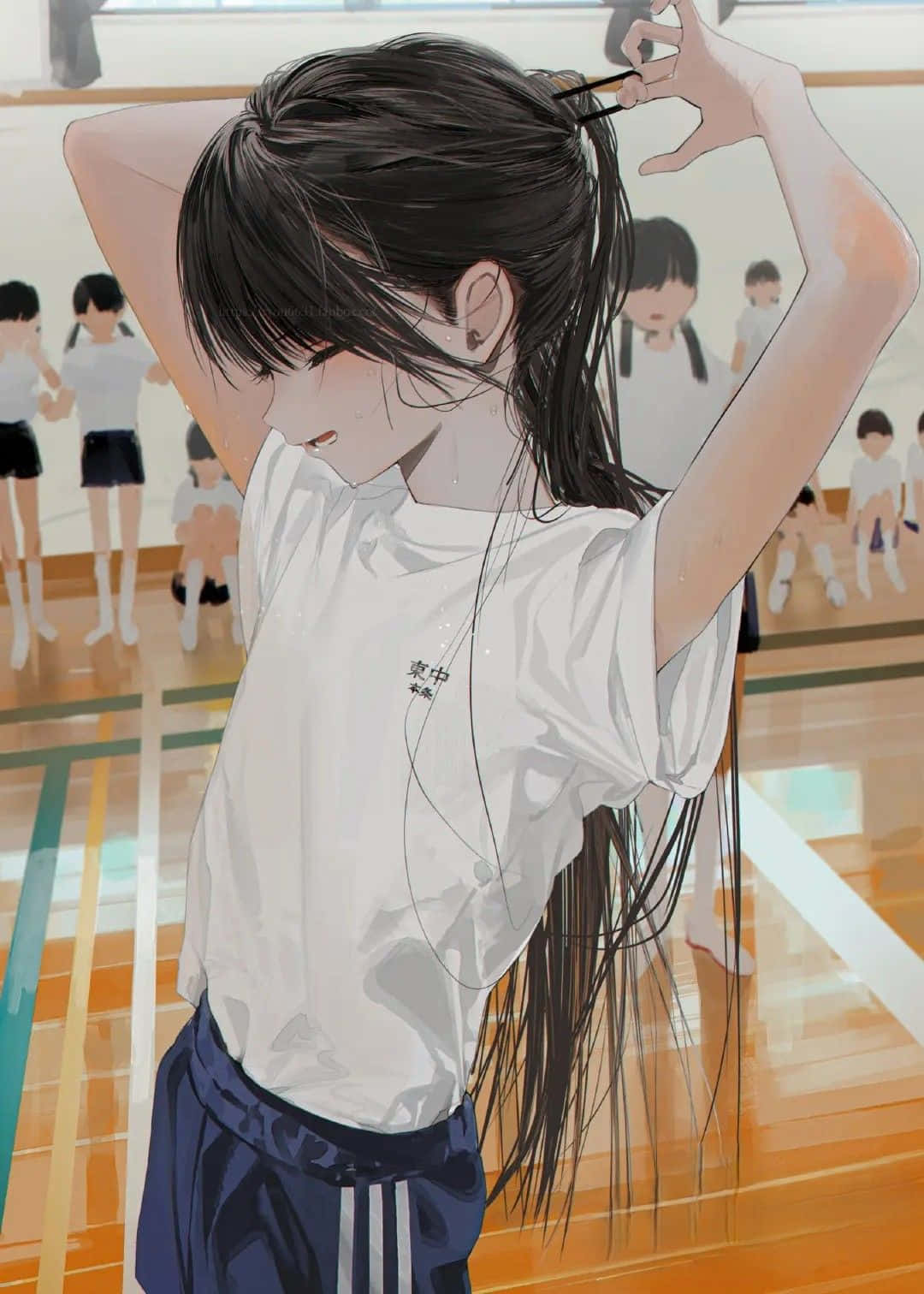 壁紙 — 一位穿著校服的年輕動漫女孩在體育館裡綁起她的長黑髮，背景有模糊的同學。