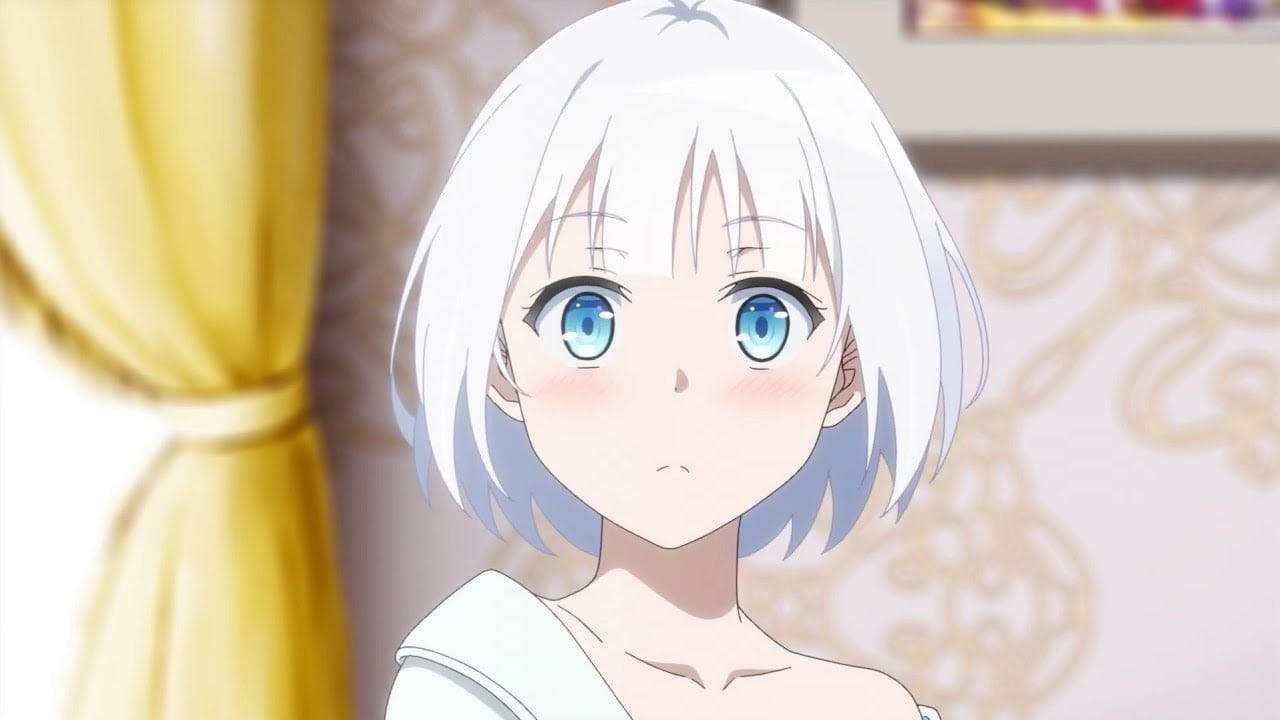 白髮藍眼的動漫女孩站在室內金色窗簾附近。