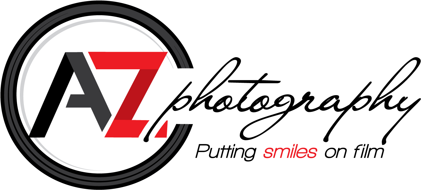 黑色背景上帶有「smiles」字樣的紅色和灰色AZ標誌。 — 攝影師 壁紙
