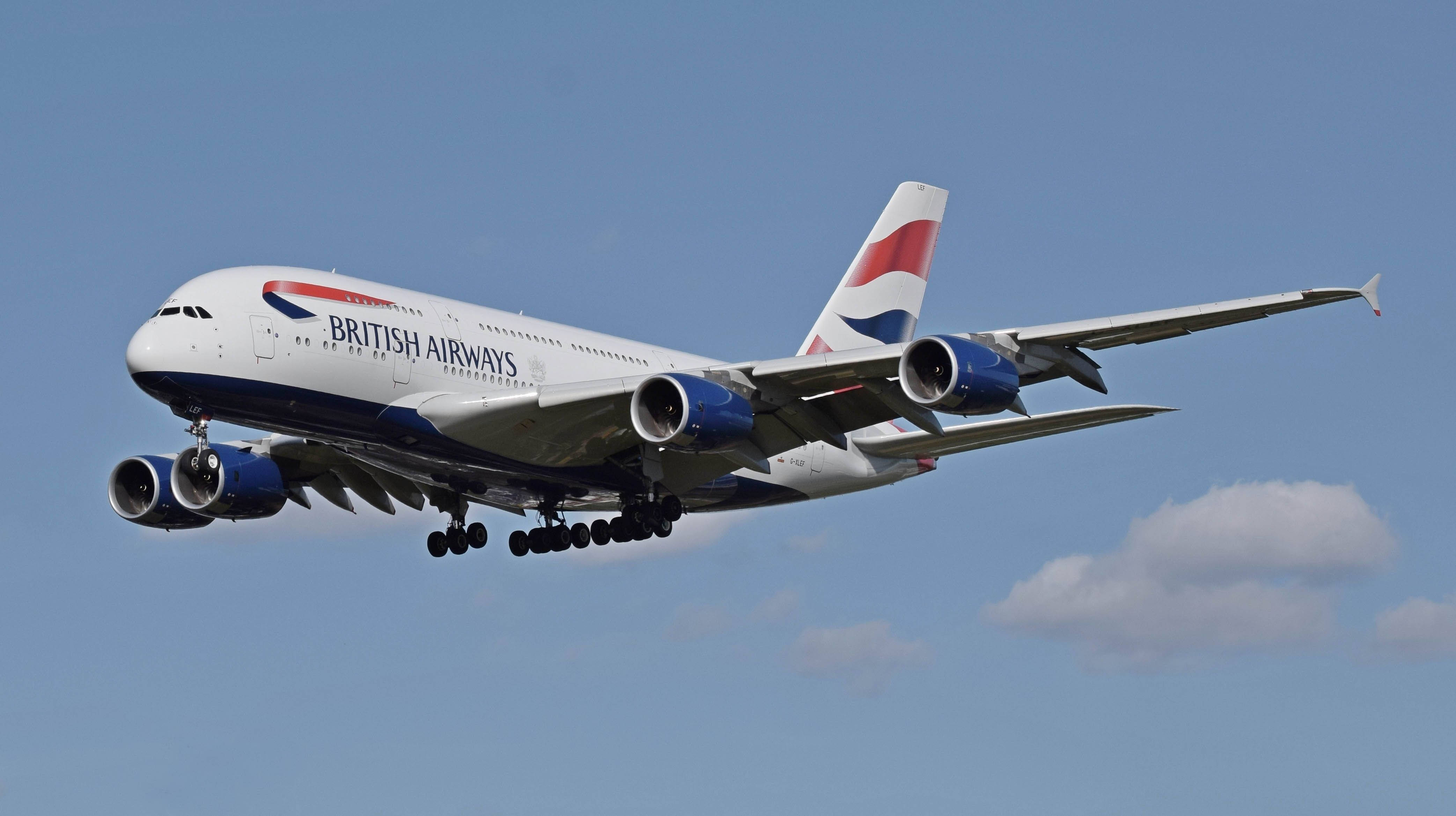 英國航空空中巴士A380飛行 壁紙 — 英國航空的空中巴士A380在晴朗藍天和零星白雲中下降。