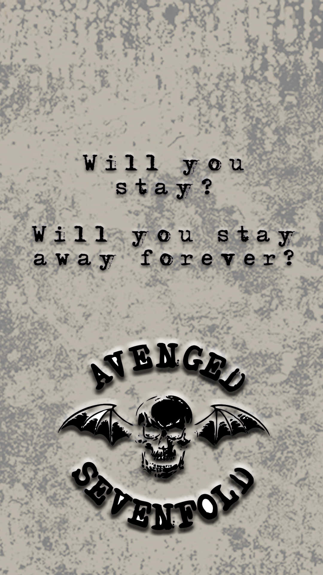 Avenged Sevenfold標誌，帶有骷髏頭和翅膀，位於紋理灰色背景上，附有文字