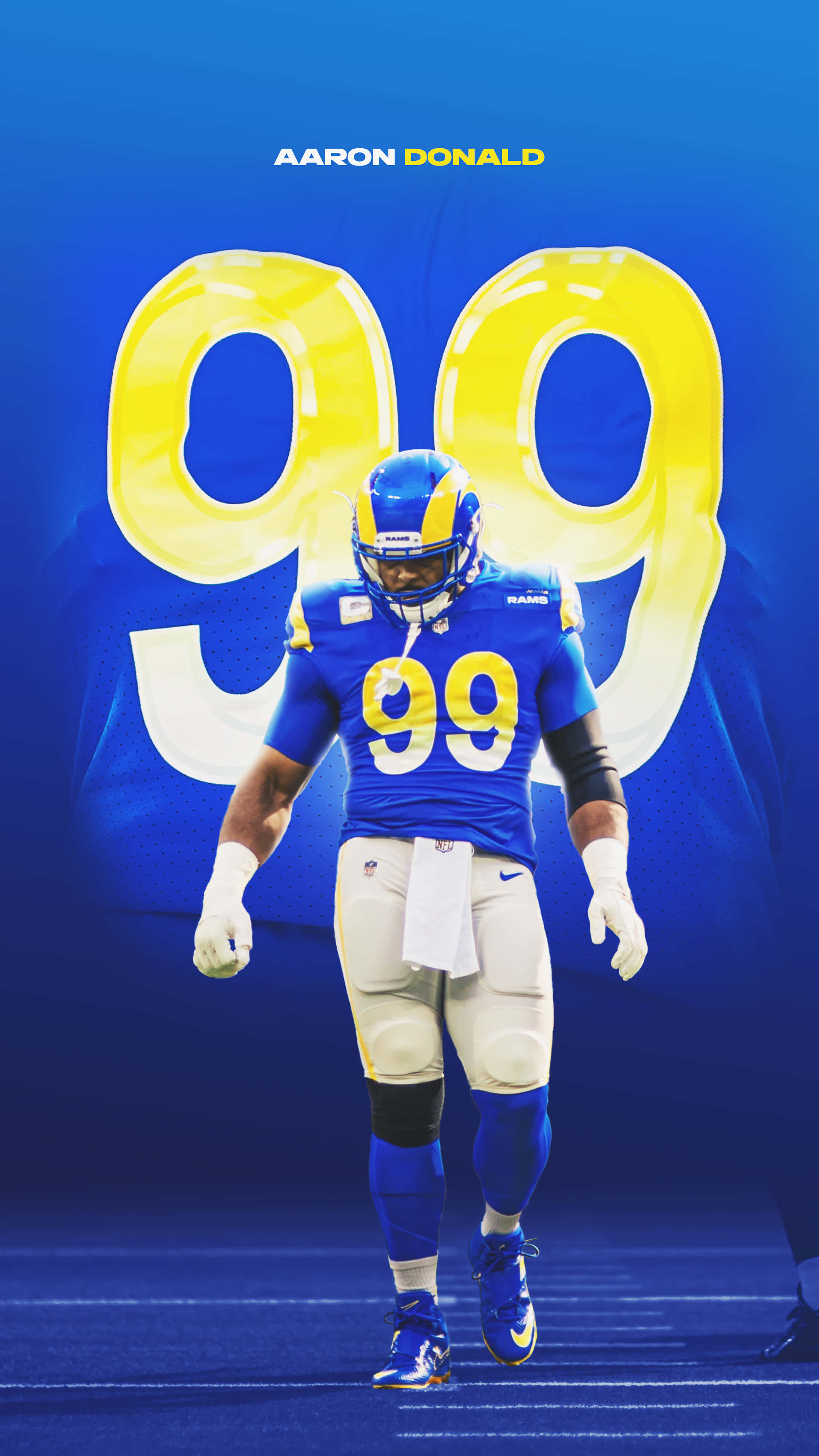 Rams 桌布 壁紙 — 阿隆·唐納德身穿藍色公羊隊99號球衣，在鮮明的藍色背景前大步向前，身後有一個巨大的黃色99號。