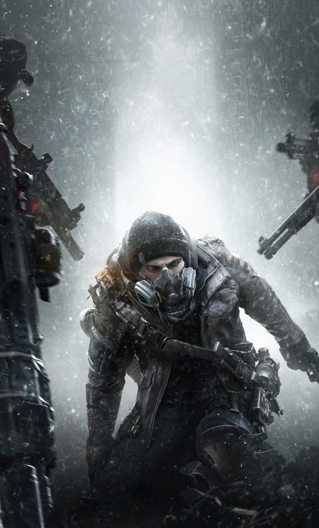 Aaron戴防毒面具 Android The Division 背景 壁紙 — 一名戴著防毒面具和戰術裝備的士兵在明亮的燈光下蹲在積雪、雨淋的城市戰場上。