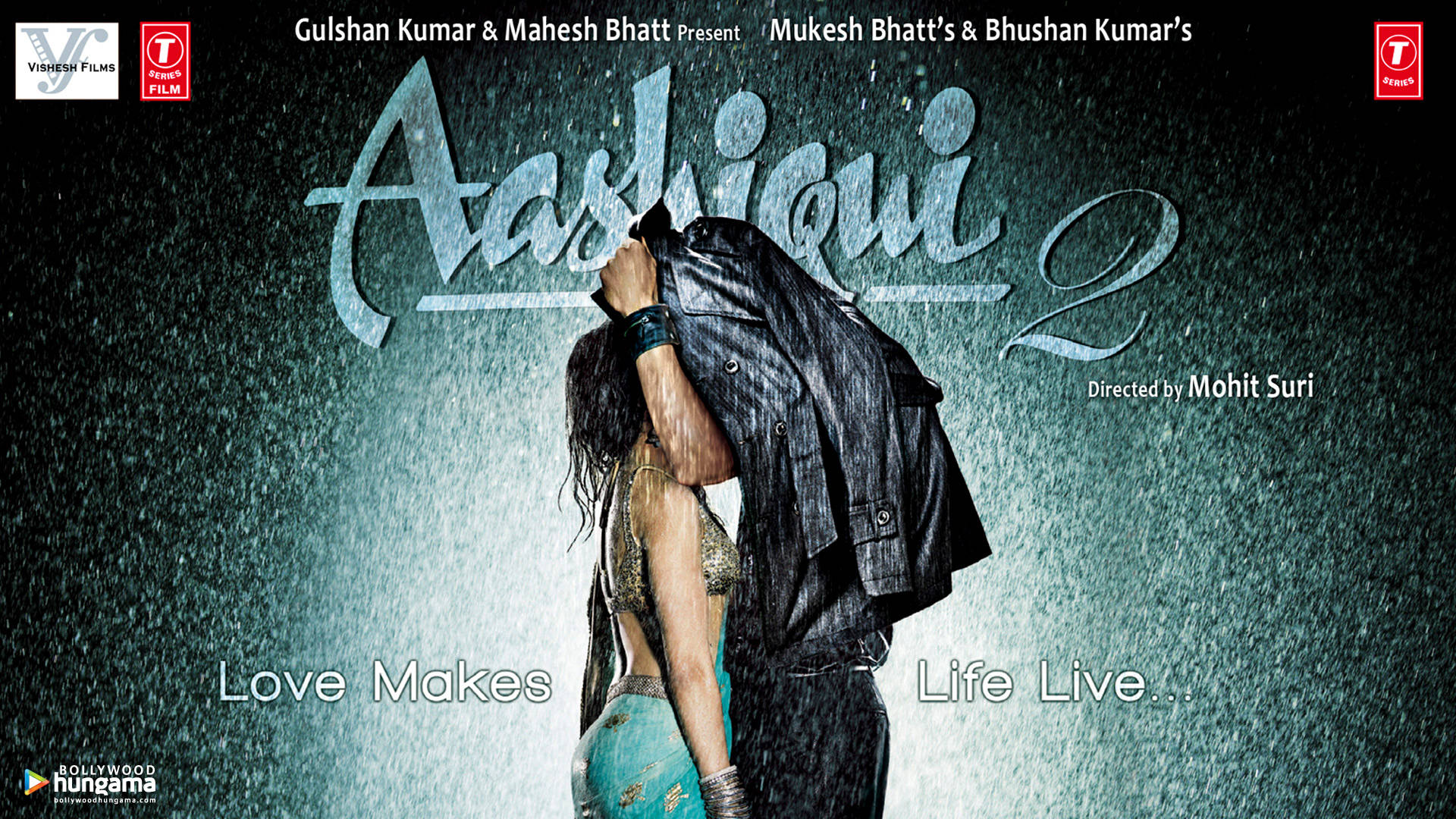 情侶在雨中擁抱，背景為電影名稱 Aashiqui 2。