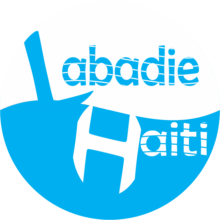 Abadie海地標誌 壁紙 — 一個圓形藍白標誌，上面有「Labadie Haiti」字樣，採用風格化字體和波浪形設計。
