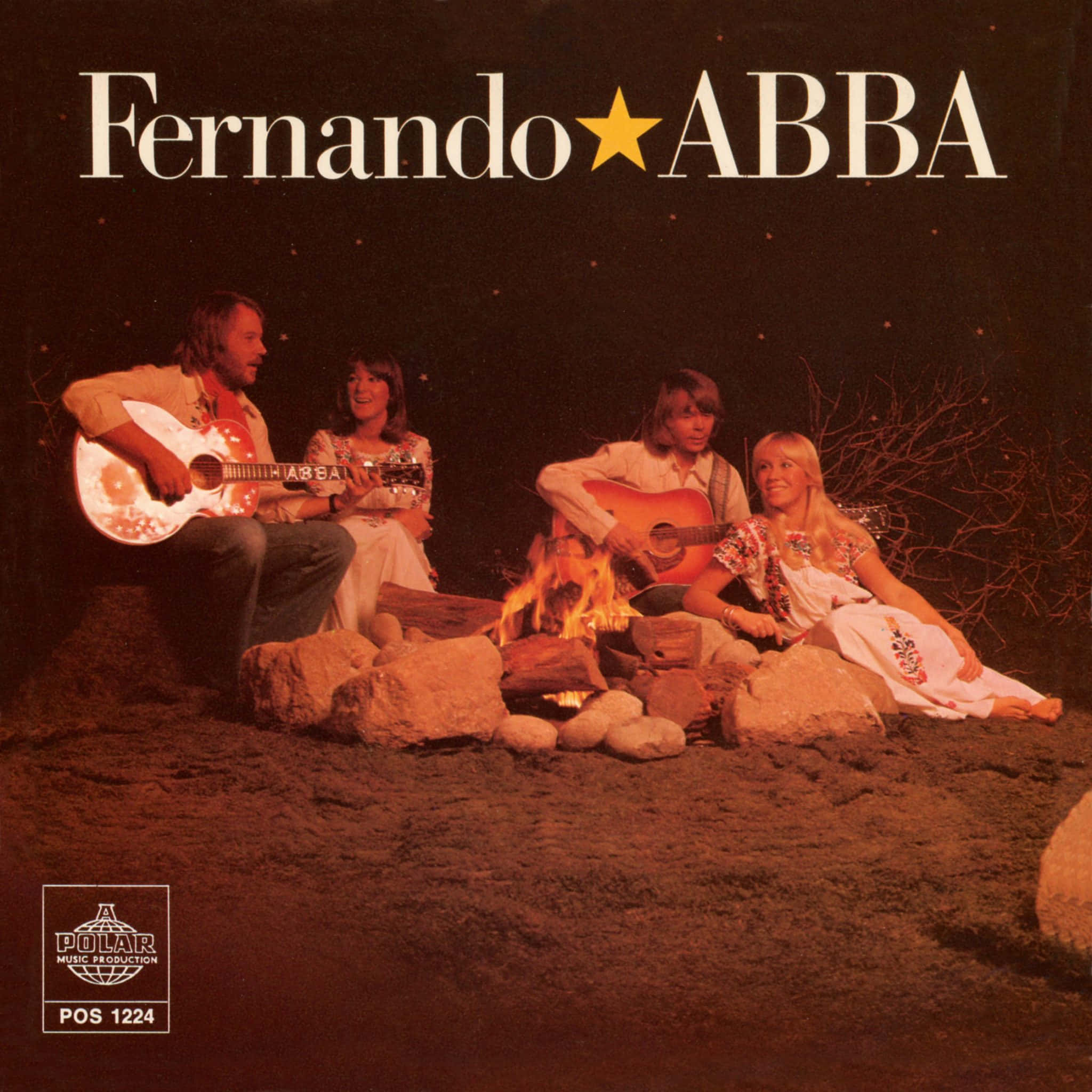 流行音樂史上最經典的團體之一 - ABBA 壁紙 — 四位音樂家圍坐在星空下的營火旁，彈著結他，溫暖地微笑。
