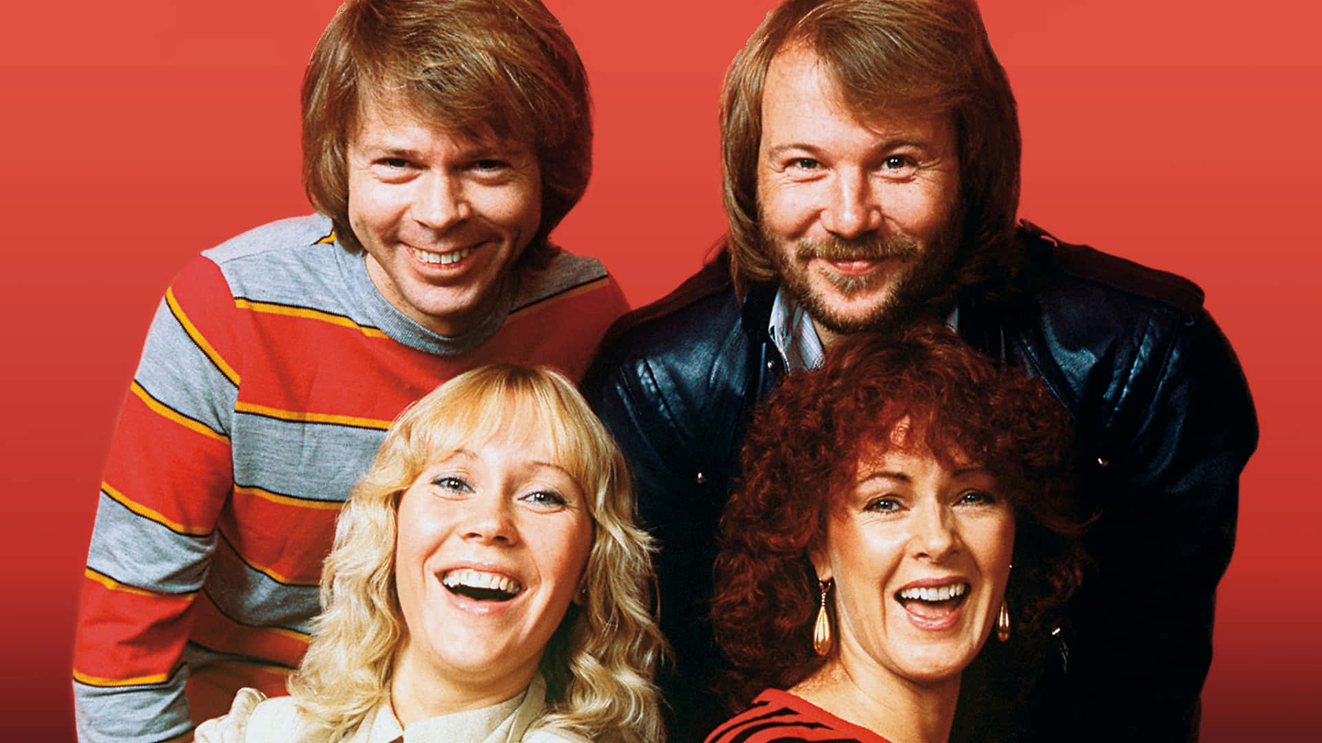 史上最著名的瑞典流行樂團ABBA 壁紙 — 四位微笑的1970年代音樂家穿著鮮豔的復古服裝，在純紅色背景前緊密擺姿勢。