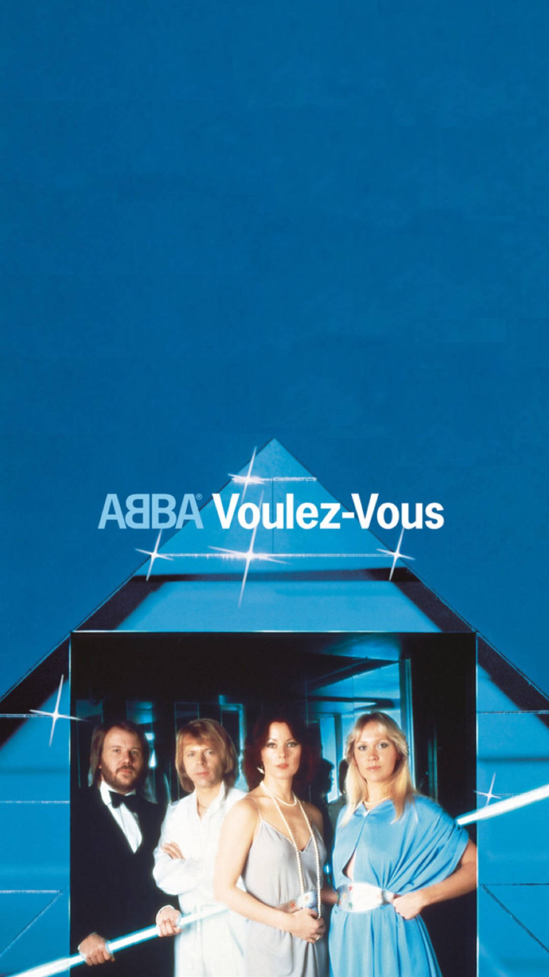 ABBA 樂隊成員在藍色金字塔框架中，閃爍燈光