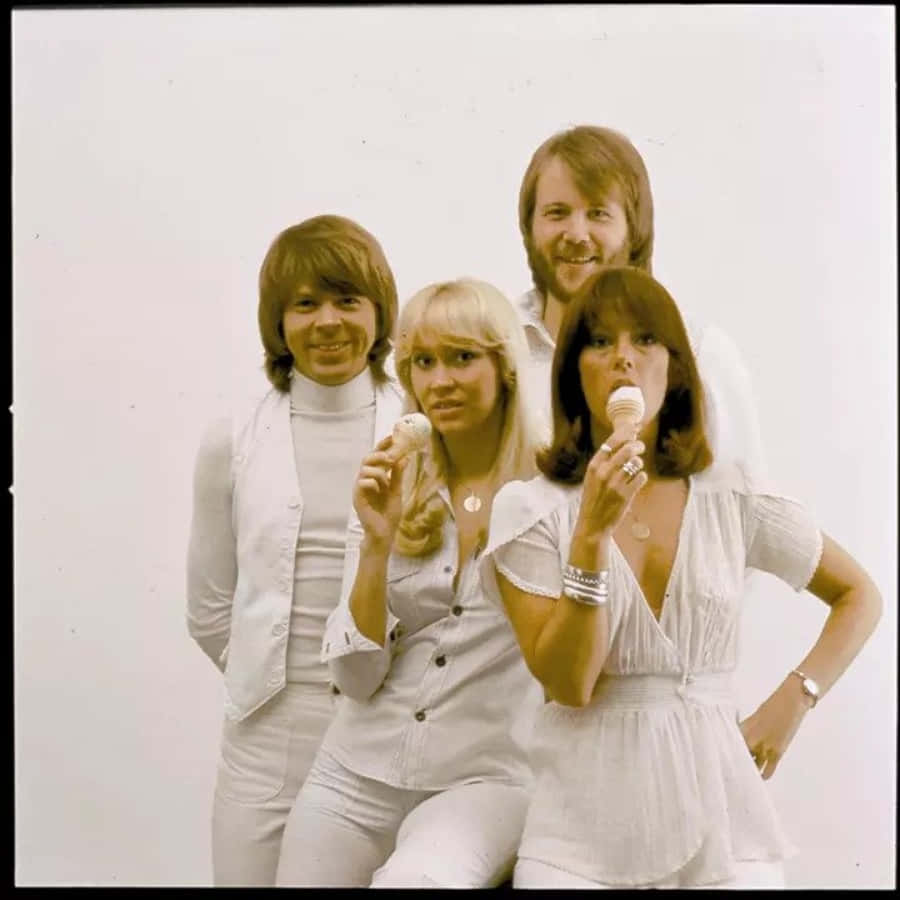 四個身穿白色1970年代服裝的人手持雪糕筒。