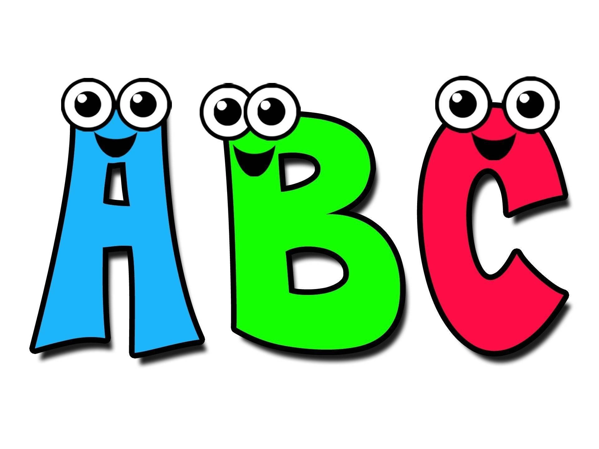 彩色快樂ABC字母 壁紙 — 三個快樂的卡通字母 A、B 和 C，帶有凸眼和微笑，並排站在白色背景上。