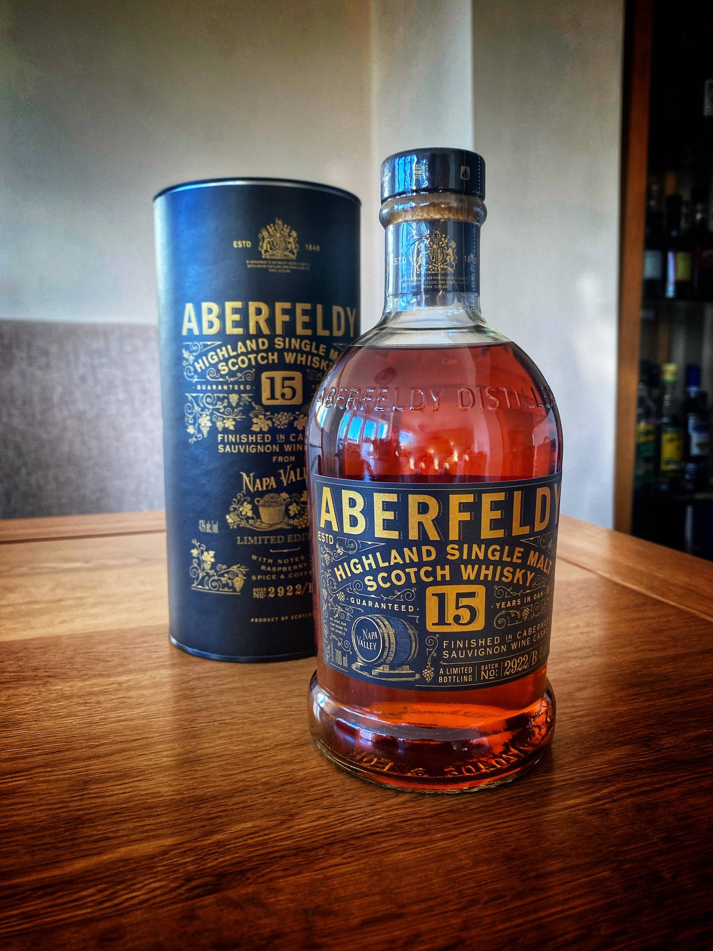 Aberfeldy 15年威士忌酒瓶和圓筒在木桌上