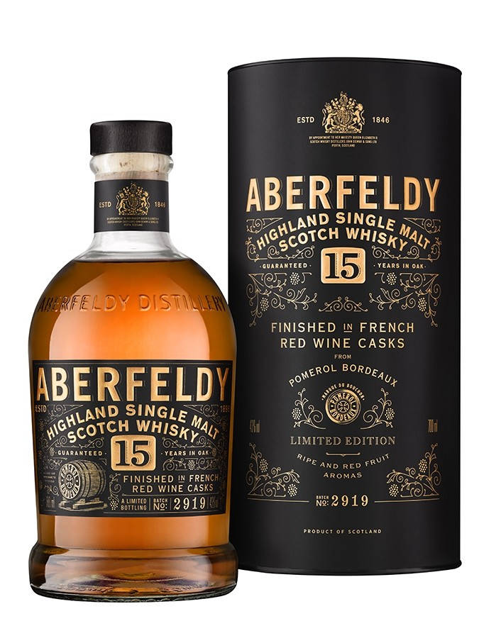 Aberfeldy 法国红酒桶陈酿珍品 壁紙 — Aberfeldy 15年高地單一麥芽蘇格蘭威士忌酒瓶，帶有黑色和金色標籤，旁邊是其匹配的圓柱形黑色展示盒。