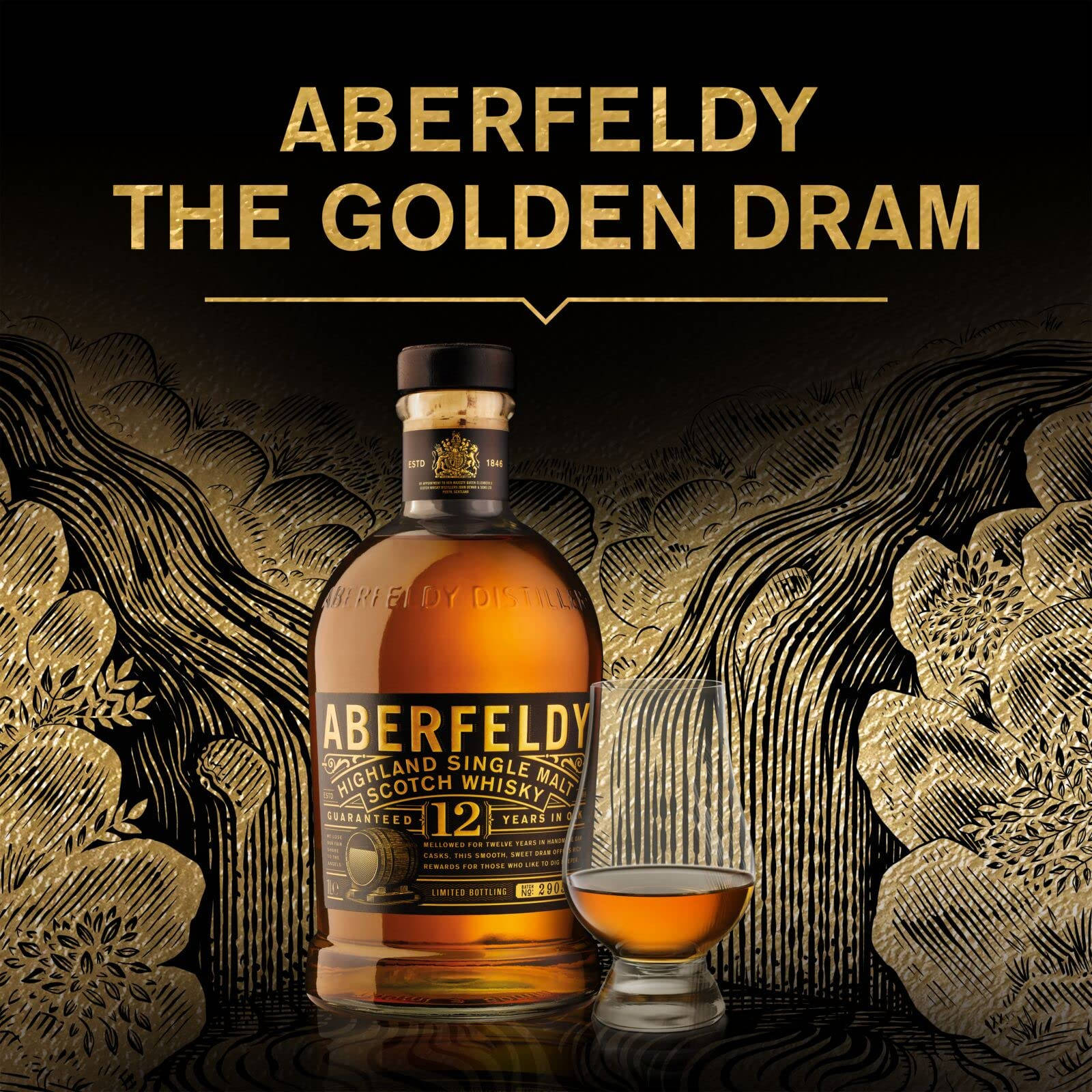 Aberfeldy 威士忌酒瓶和酒杯在華麗的金色花卉背景上。