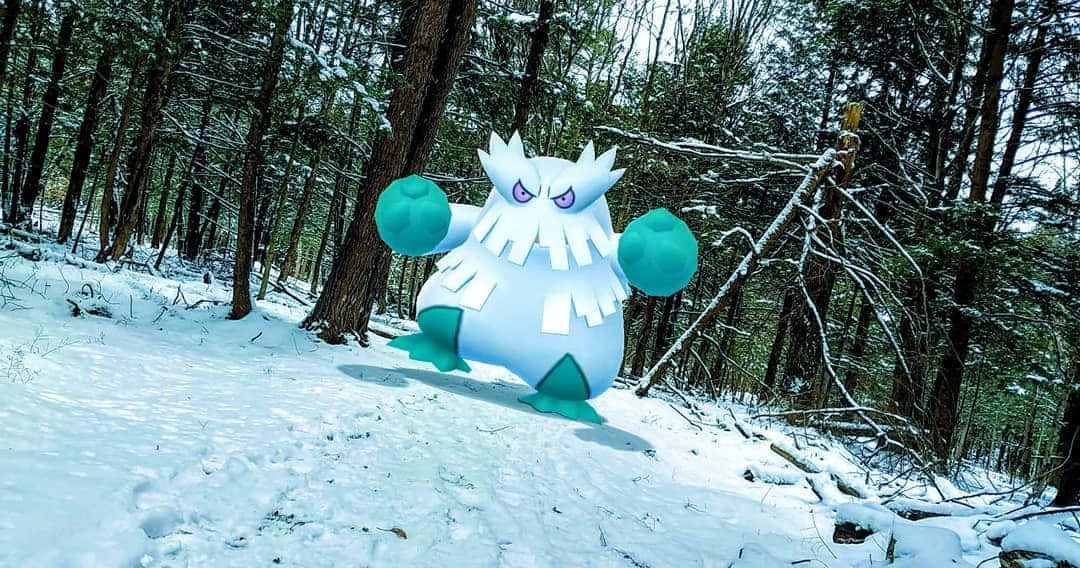 一隻藍白相間、眼睛發光的寶可夢站在雪地森林中。