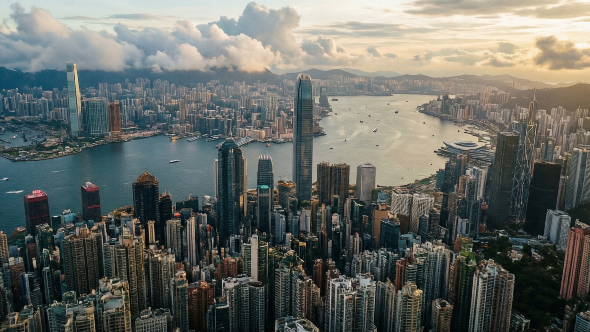 航拍無人機視角捕捉香港密集天際線沐浴在黃金時刻的柔光中。