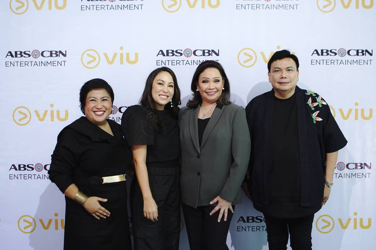 四位微笑的名人在Viu和ABS-CBN Entertainment活動中擺姿勢。
