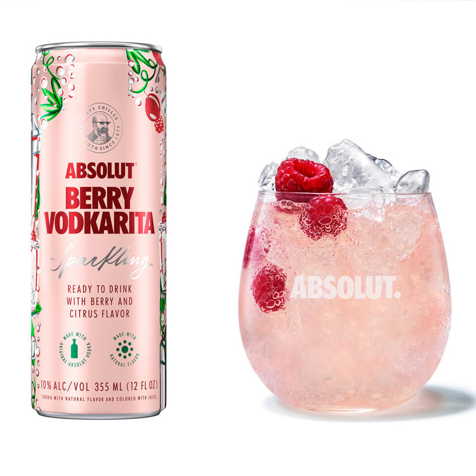 粉紅色Absolut Berry Vodkarita罐和裝有覆盆子和冰塊的玻璃杯。