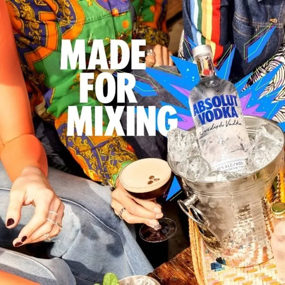 人們在派對上用冰桶中的Absolut Vodka喝雞尾酒。