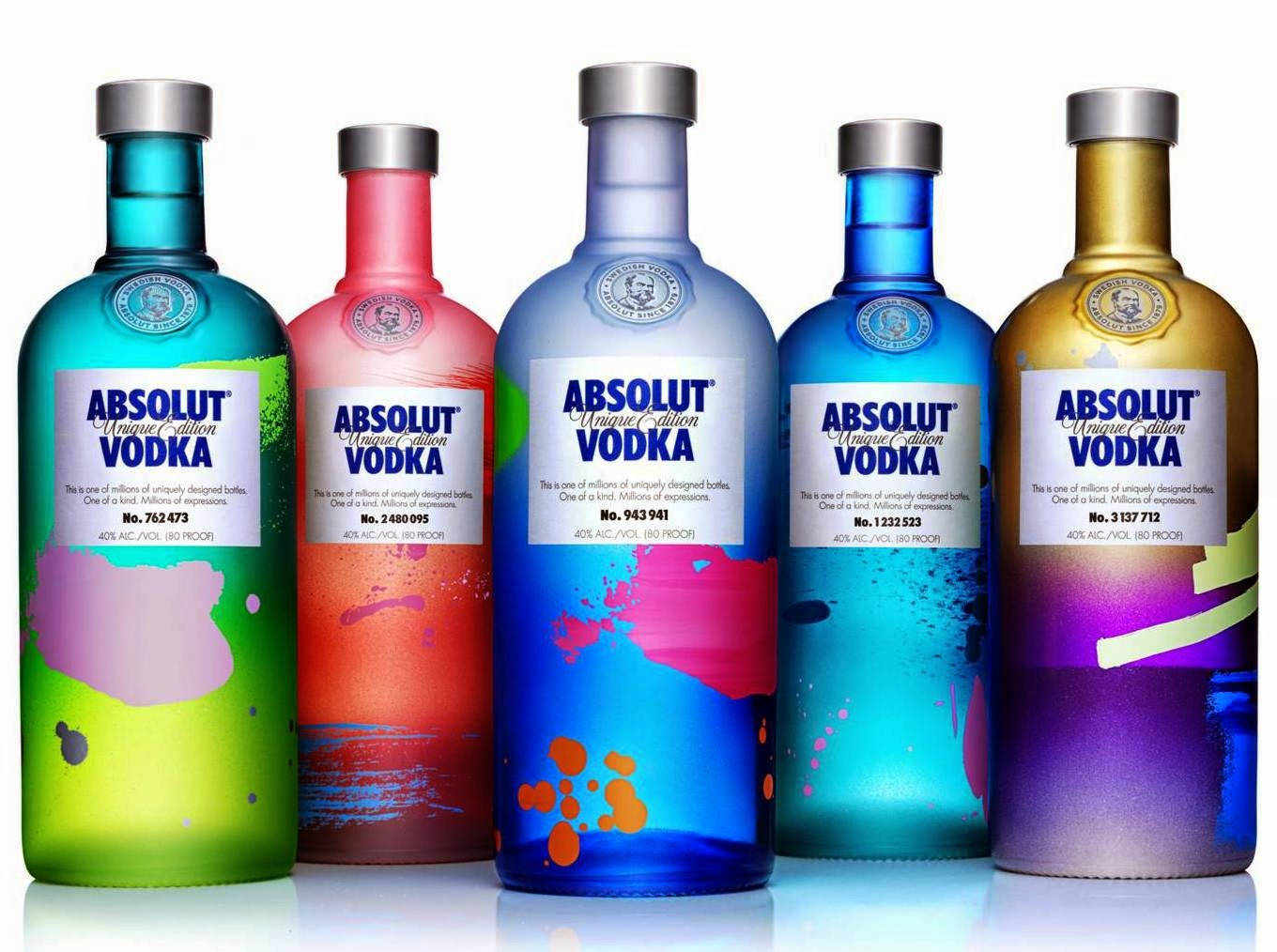 五個獨特設計的Absolut Vodka酒瓶，帶有鮮豔的油漆潑濺。