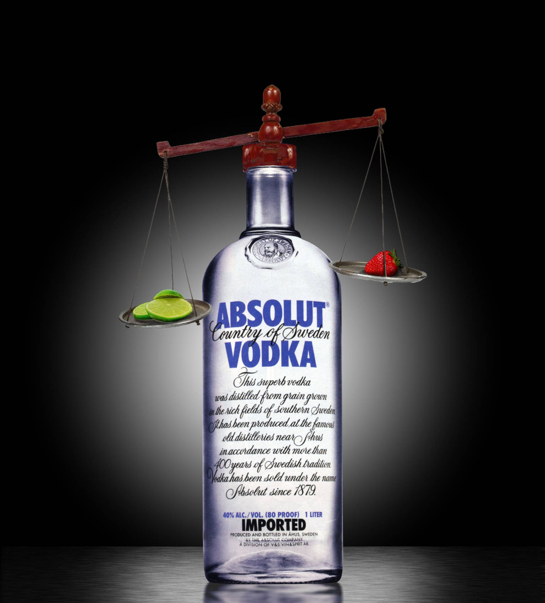 Absolut Vodka酒瓶與秤，上面有青檸和草莓，背景深色。