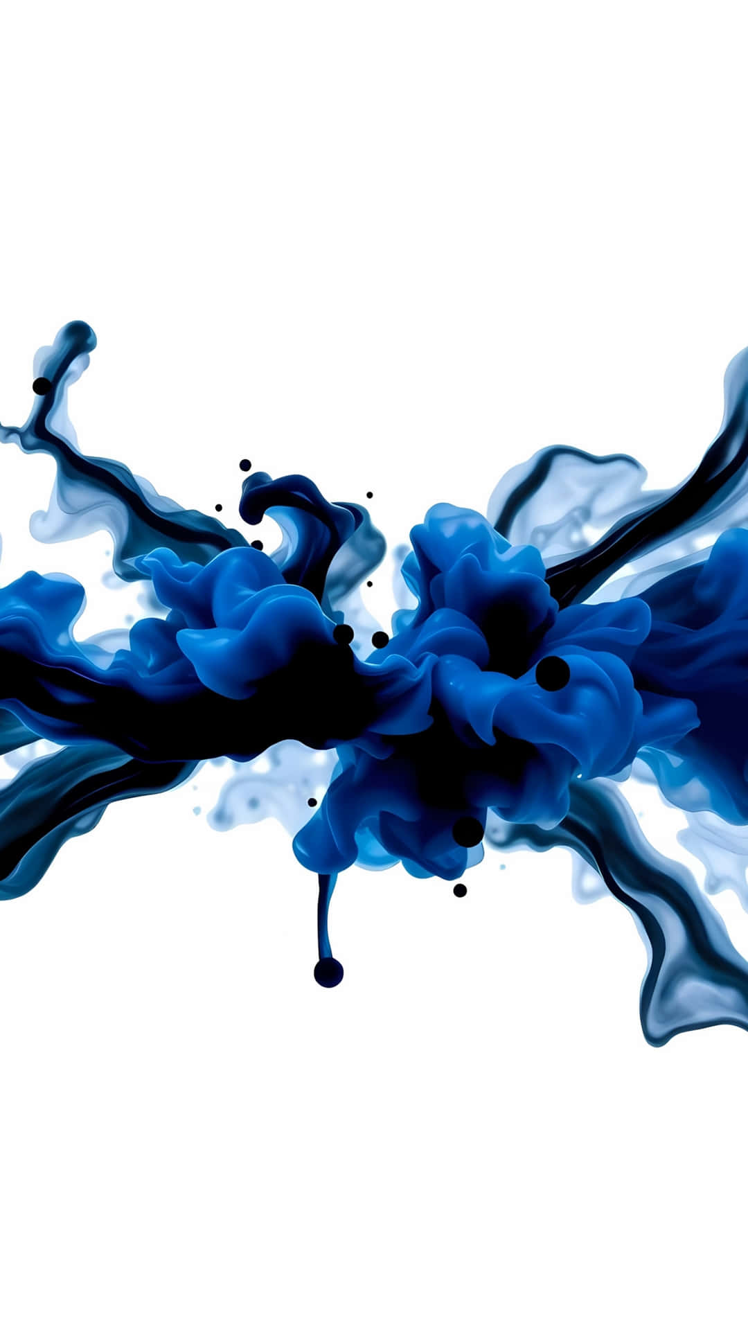 Abstract Blue Ink Smoke Explosion 壁紙 — 深藍色墨水的動態漩渦在純白背景上爆發，水滴懸浮在半空中。