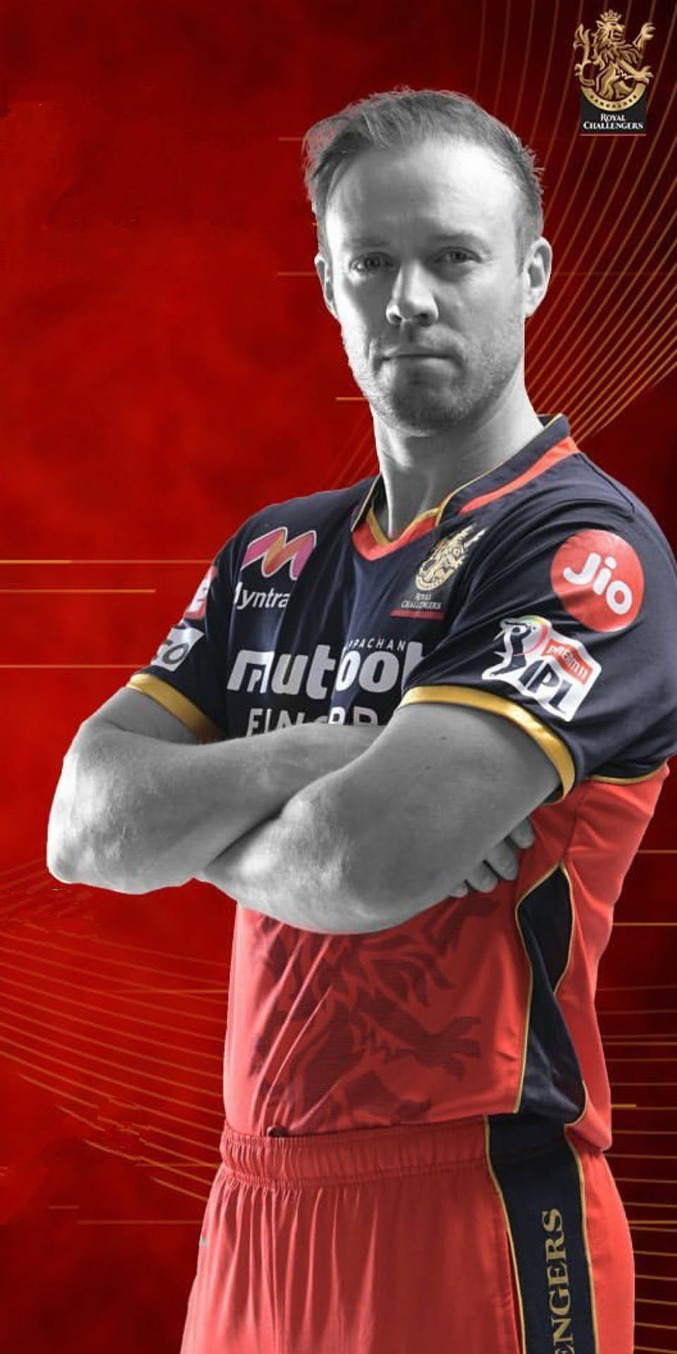 身穿Royal Challengers Bangalore球衣的板球運動員在紅色背景上交叉雙臂。