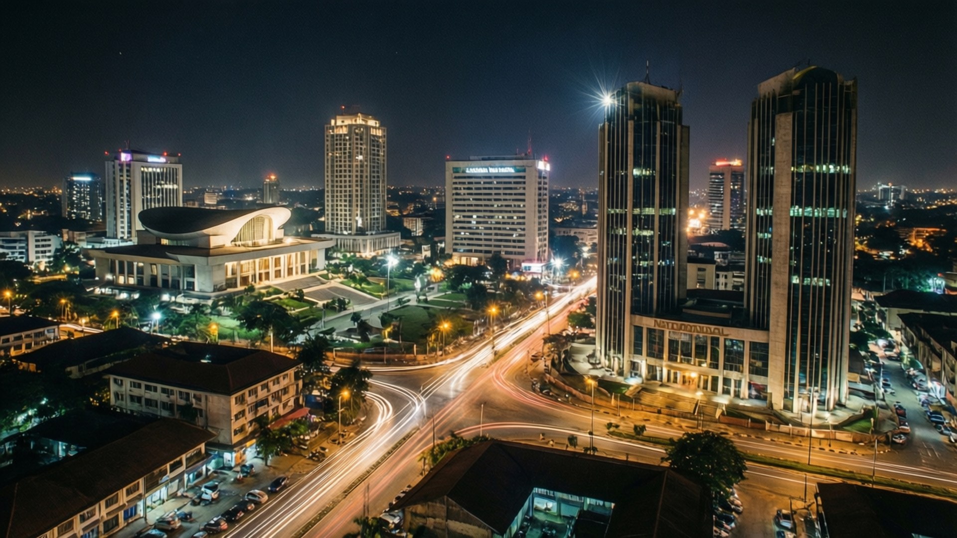 夜晚的城市，高樓大廈和道路上汽車燈光的條紋