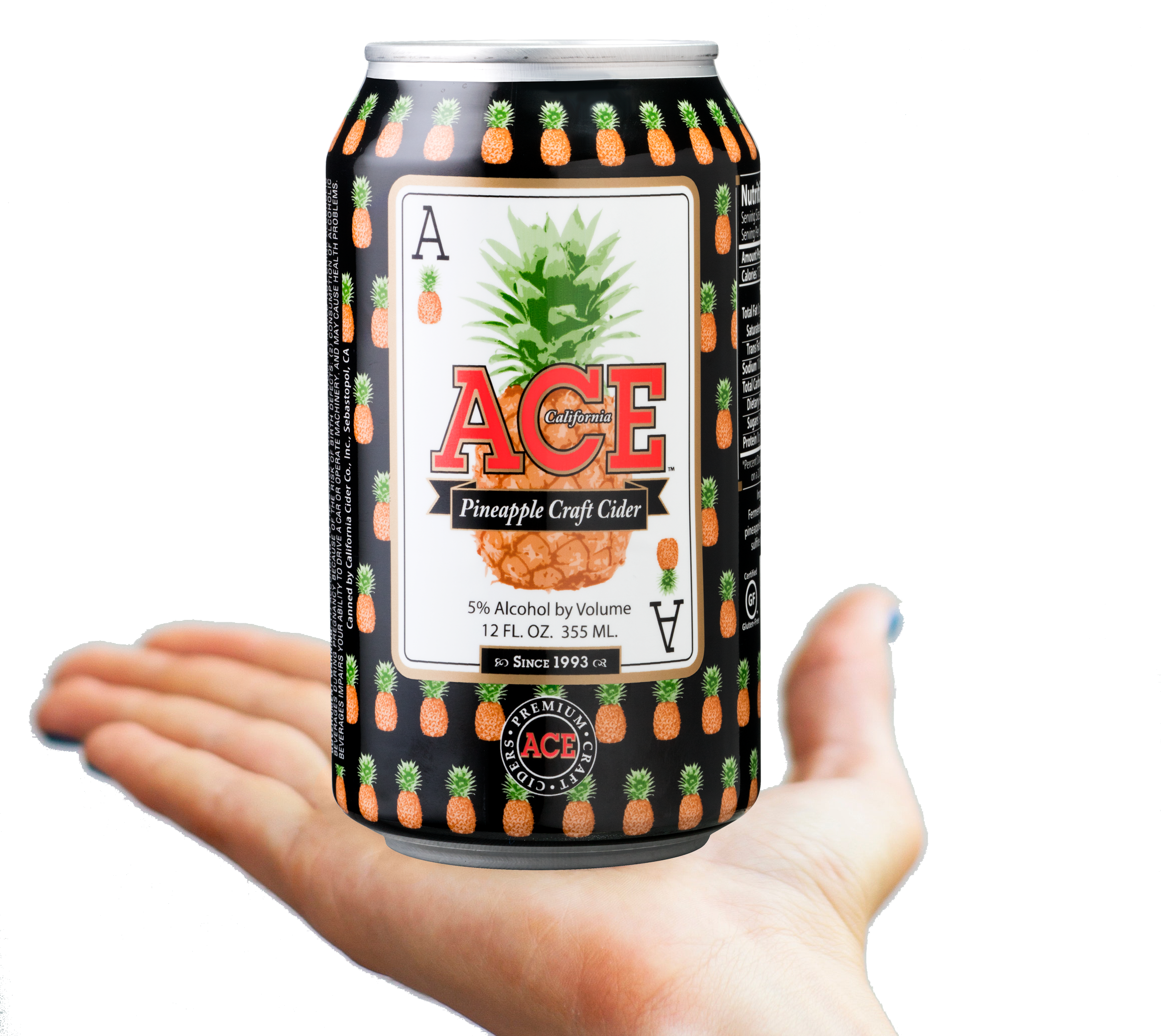 Ace 菠蘿手工釀製汽水罐 壁紙 — 一隻手拿著一個黑色的ACE Pineapple Craft Cider罐，上面有菠蘿圖案和紅色品牌標誌，背景為白色。