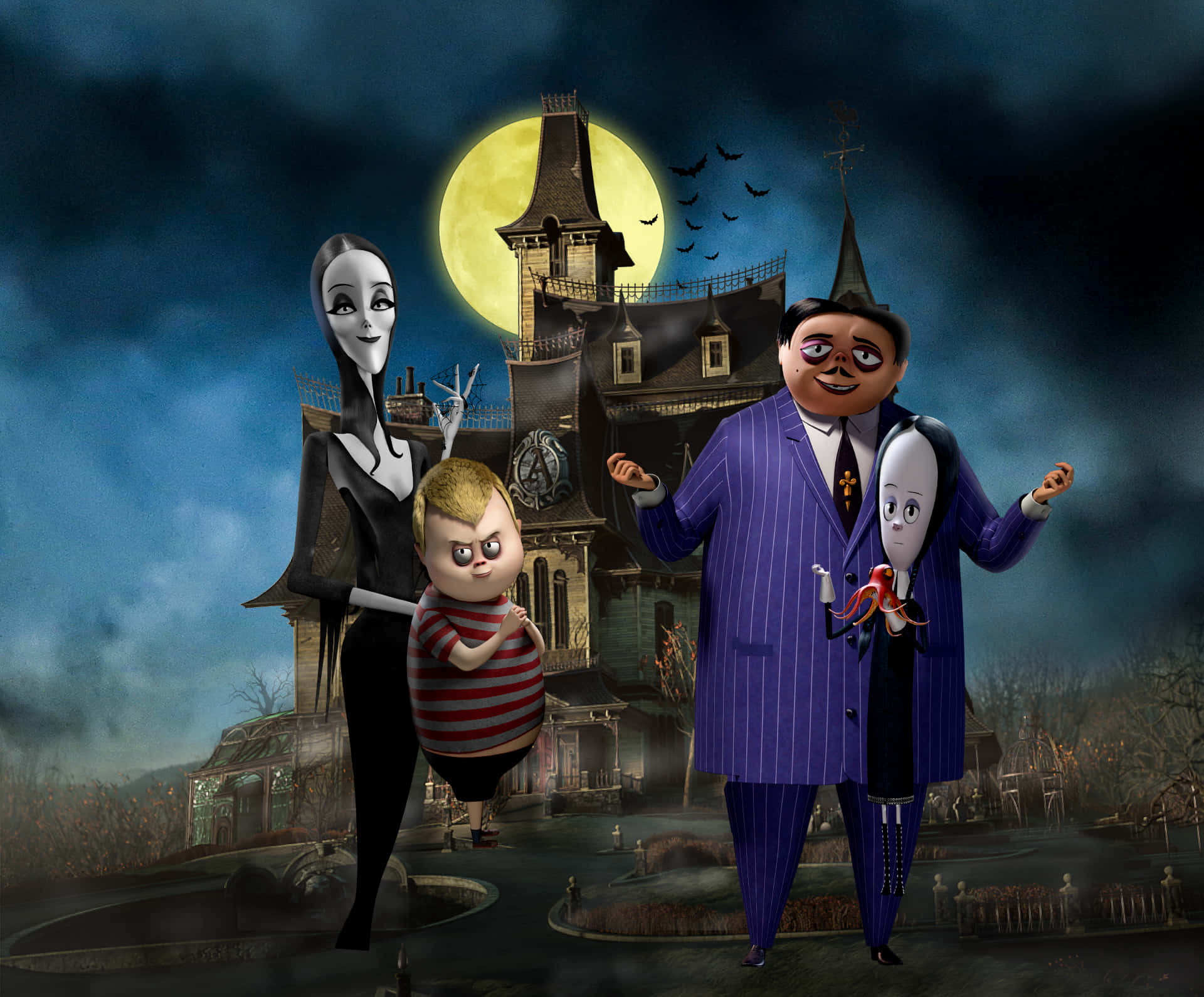 經典Addams家族群像照 壁紙 — 阿達一族在閃爍的滿月下，蝙蝠在頭頂飛翔，愉快地站在他們的哥德式大宅前。