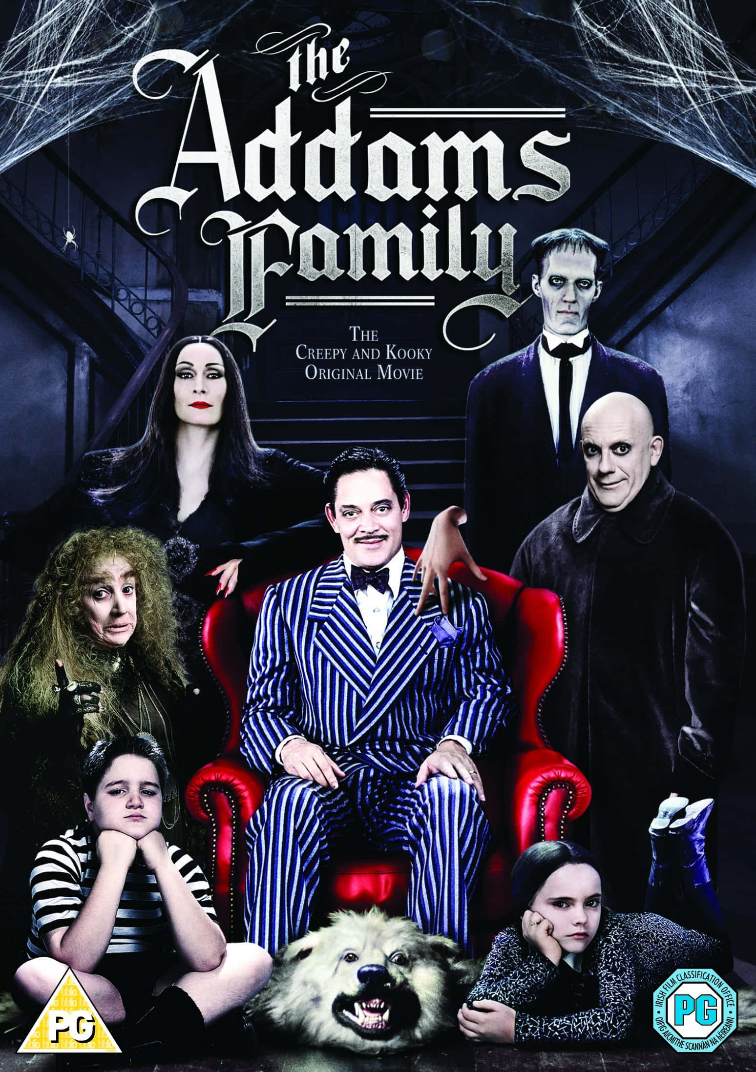 《Addams Family》團聚：Uncle Fester、Gomez、Wednesday 和 Morticia 壁紙 — 《阿達一族》電影海報展示了古怪的家庭在哥德式豪宅中，有蜘蛛網和深色調。