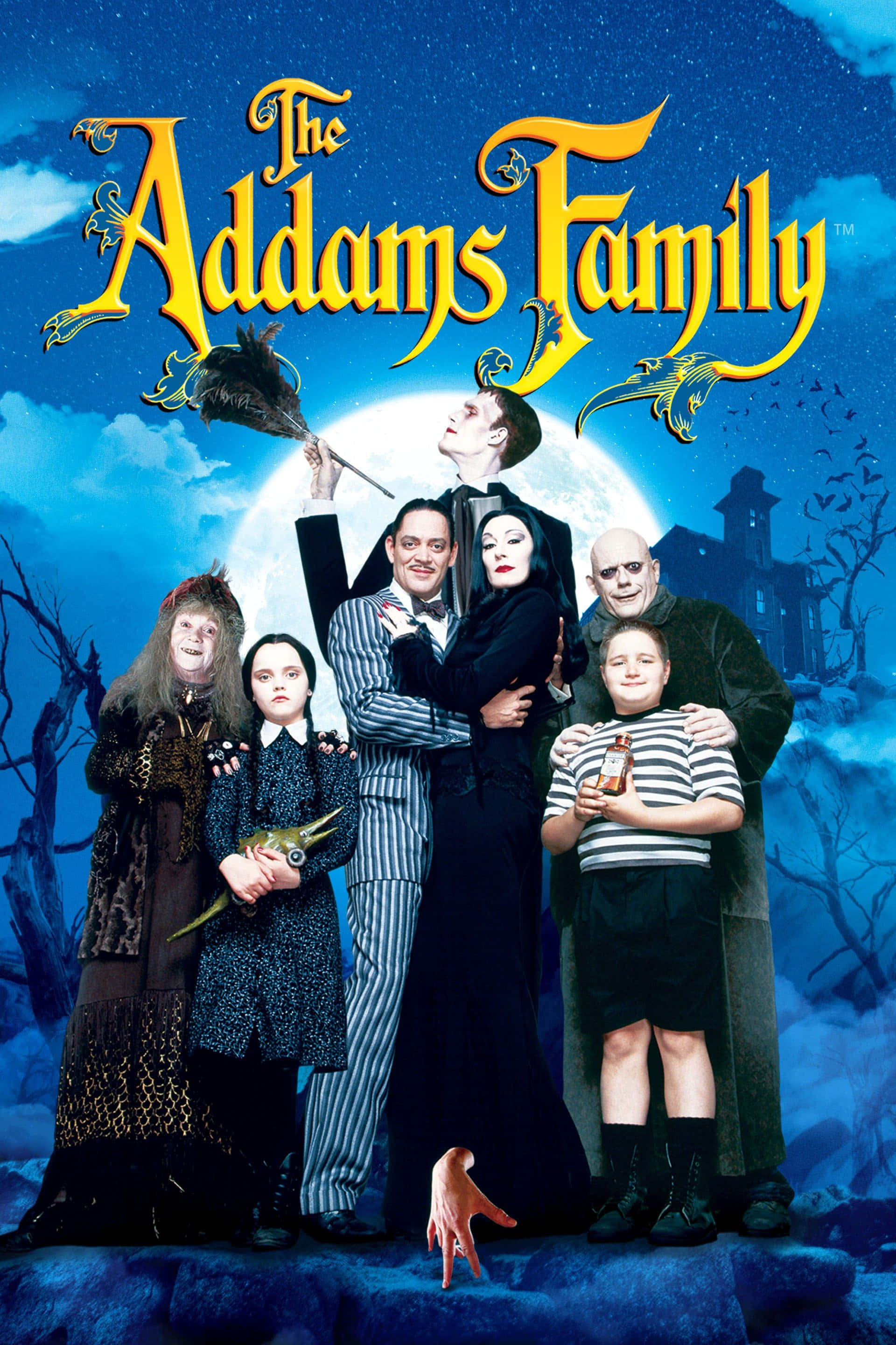 Addams家族的詭異夜遊 壁紙 — 阿達一族在滿月下一起站在一個陰森哥德式庭院中，背景有光禿禿的樹木和一座鬼屋大宅。