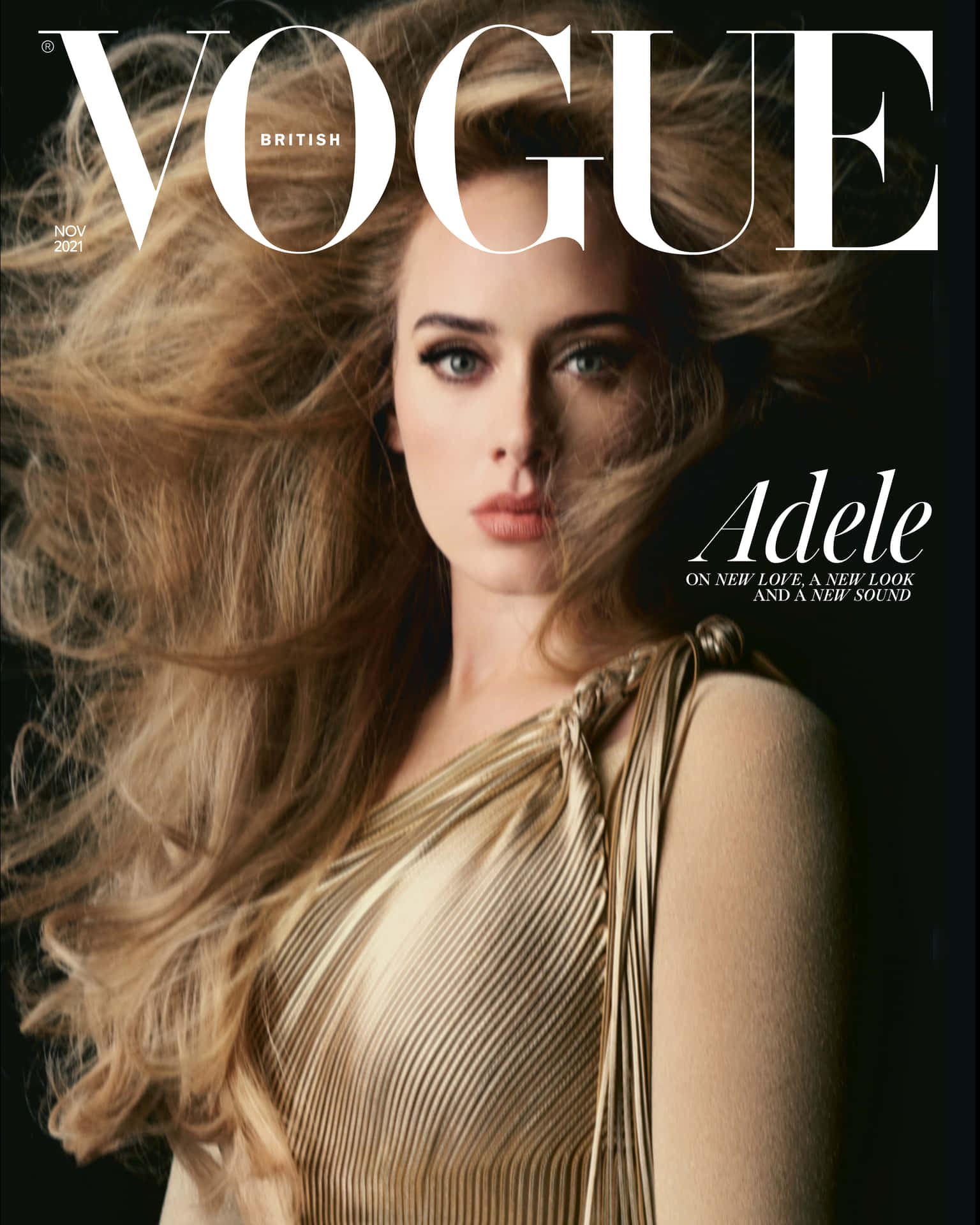  壁紙 — Adele 喺黑暗背景下，用被風吹亂嘅金髮同閃閃發光嘅金色連衣裙，強烈咁凝視住相機。